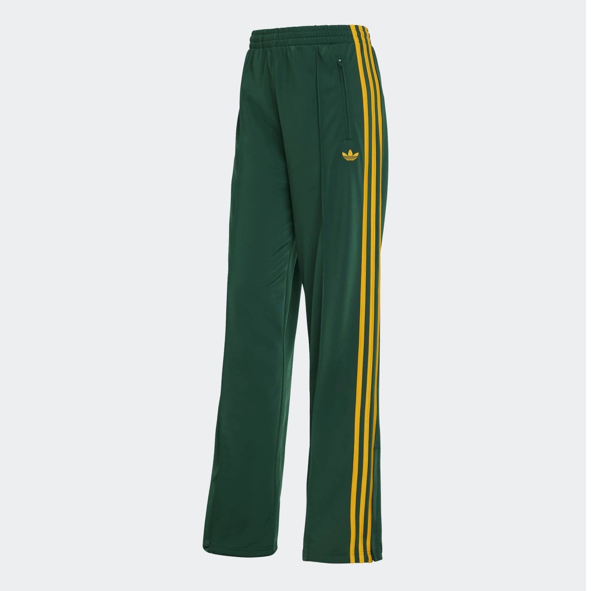 „Vorderansicht der Adidas Originals Firebird Loose Track Pants W in Collegiate Green mit Crew Yellow 3-Streifen – Weit geschnittene Damen-Trainingshose aus glänzendem Trikot bei Stickabush Berlin.“