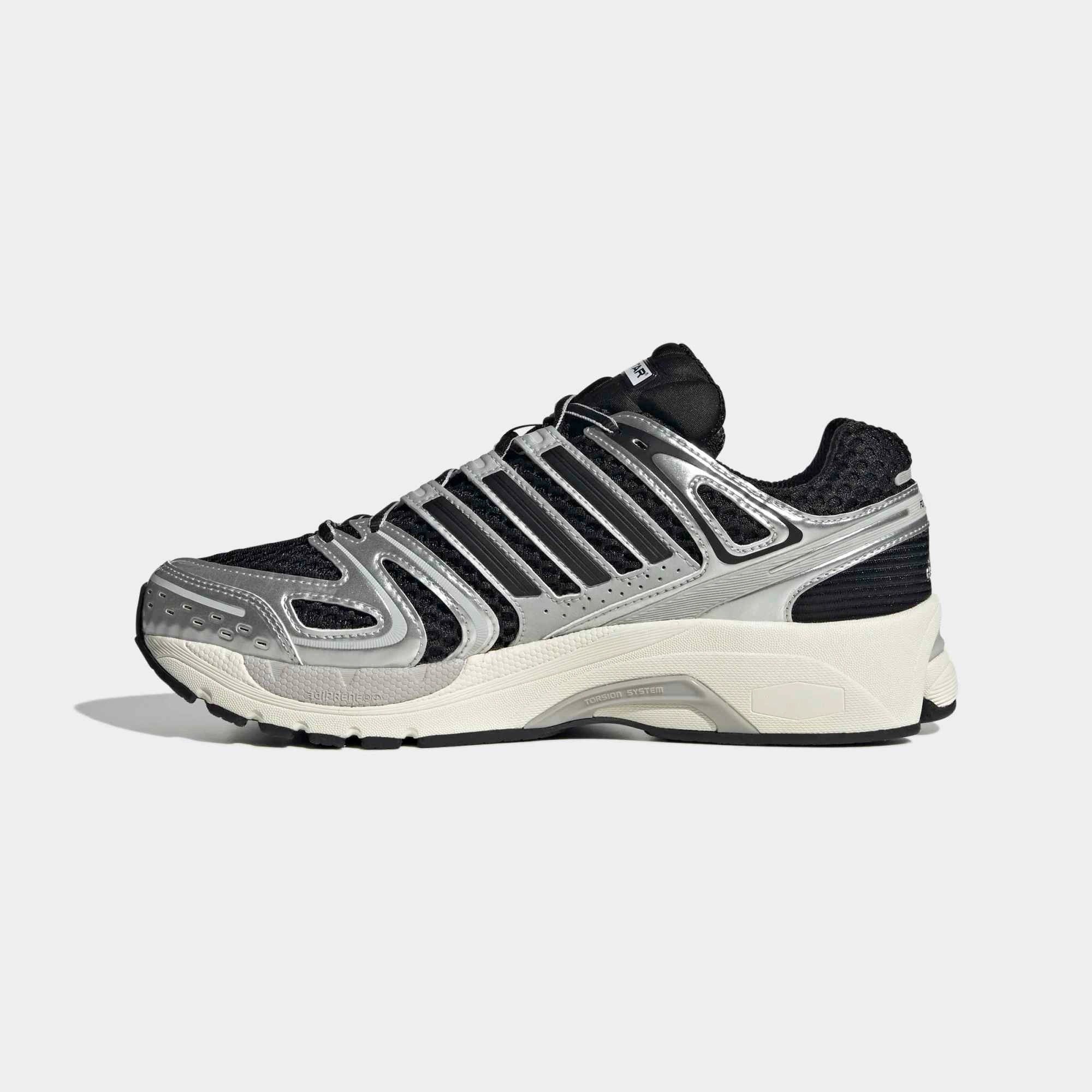 “Adidas Originals Adistar Control 5 Sneaker in Core Black, Silver Metallic, Grey One mit Mesh-Obermaterial und Chunky-Sohle, Retro Running Design bei Stickabush Berlin.“