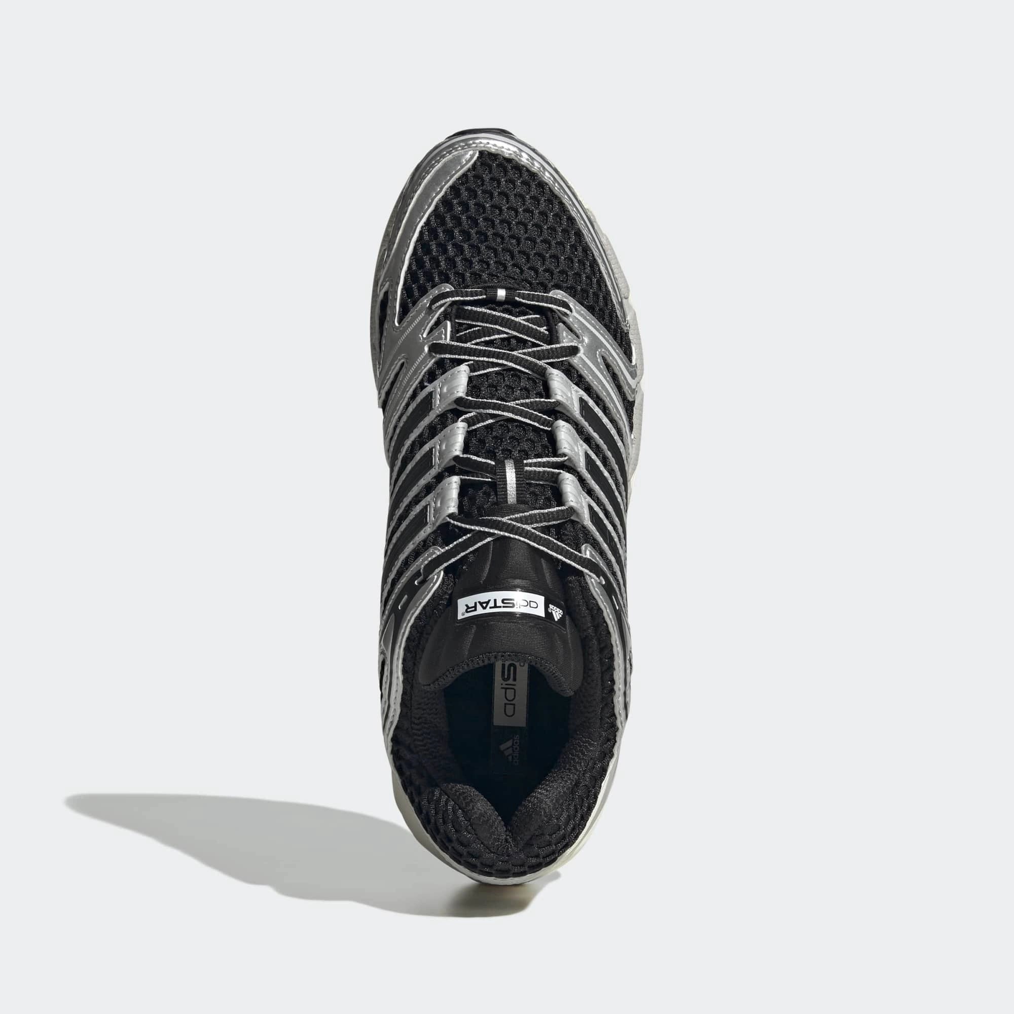 “Adidas Originals Adistar Control 5 Sneaker in Core Black, Silver Metallic, Grey One mit Mesh-Obermaterial und Chunky-Sohle, Retro Running Design bei Stickabush Berlin.“