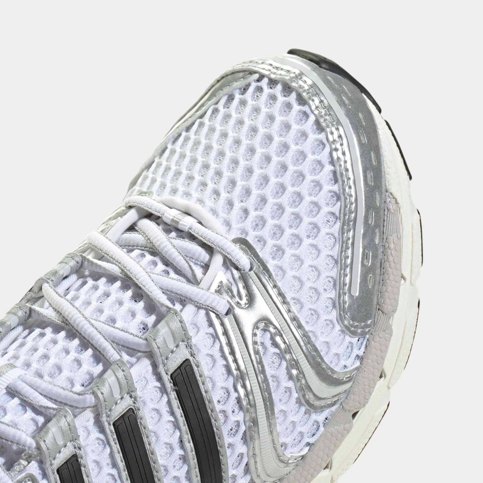 Adidas Adistar Control 5 in Silver Metallic / Grey One / Core Black – stabiler Laufschuh mit Dual Density Dämpfung und atmungsaktivem Mesh.