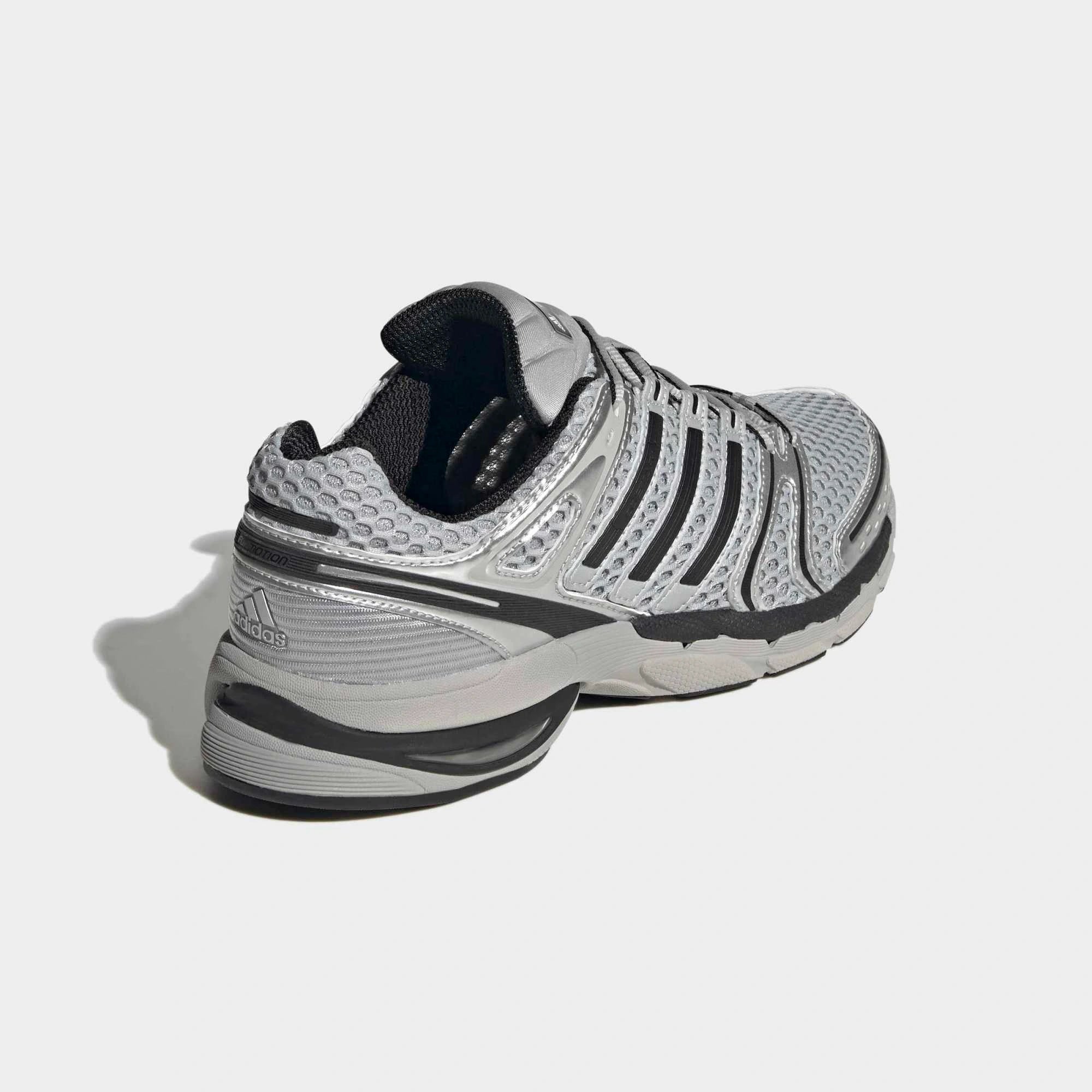 “Adidas Originals Adistar Control 5 Sneaker in Grey Two, Core Black und Silver Metallic, mit Mesh-Obermaterial und Chunky-Sohle, Retro Running Design bei Stickabush Berlin.“