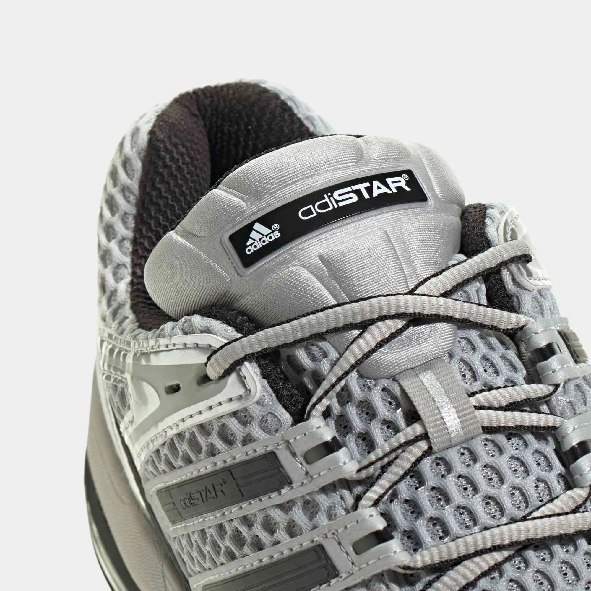 “Adidas Originals Adistar Control 5 Sneaker in Grey Two, Core Black und Silver Metallic, mit Mesh-Obermaterial und Chunky-Sohle, Retro Running Design bei Stickabush Berlin.“
