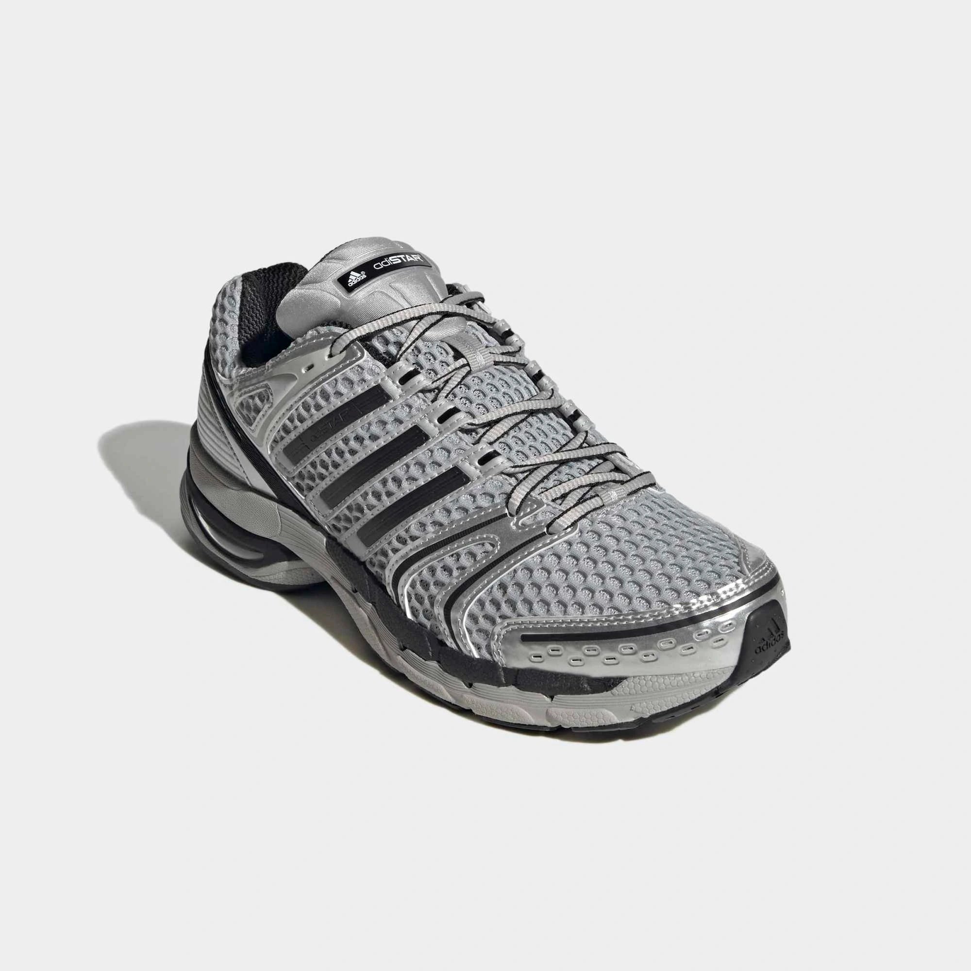 “Adidas Originals Adistar Control 5 Sneaker in Grey Two, Core Black und Silver Metallic, mit Mesh-Obermaterial und Chunky-Sohle, Retro Running Design bei Stickabush Berlin.“