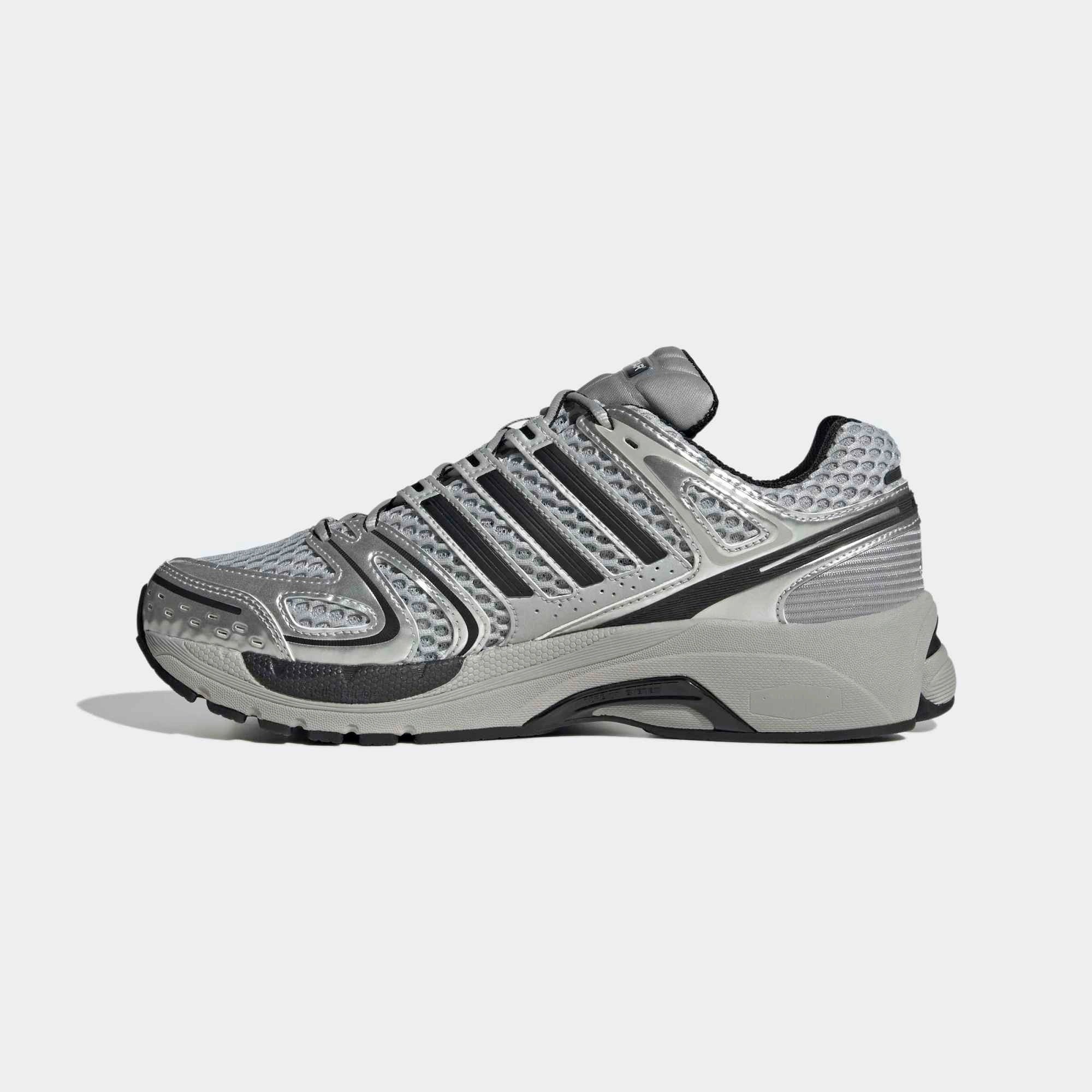 “Adidas Originals Adistar Control 5 Sneaker in Grey Two, Core Black und Silver Metallic, mit Mesh-Obermaterial und Chunky-Sohle, Retro Running Design bei Stickabush Berlin.“