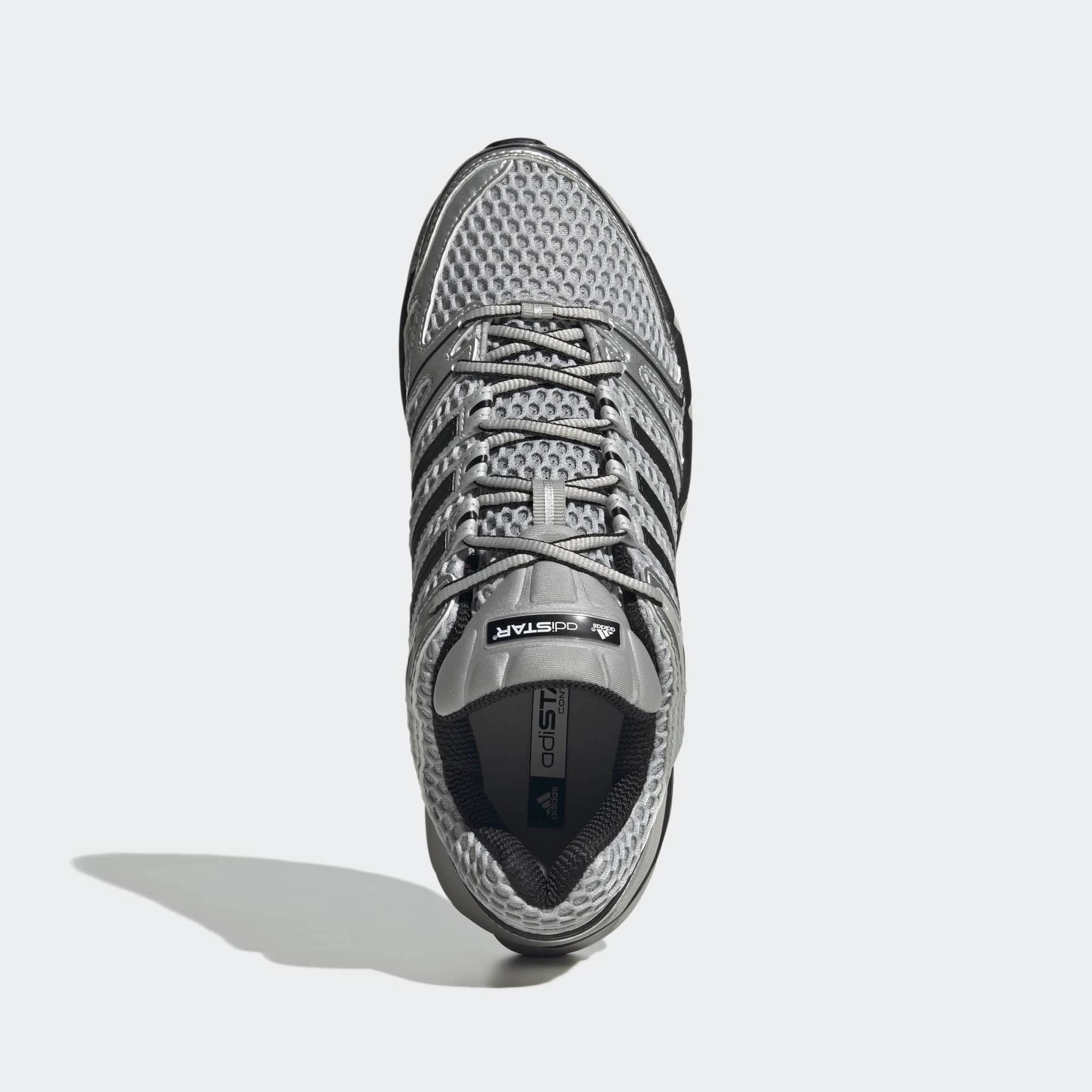 “Adidas Originals Adistar Control 5 Sneaker in Grey Two, Core Black und Silver Metallic, mit Mesh-Obermaterial und Chunky-Sohle, Retro Running Design bei Stickabush Berlin.“