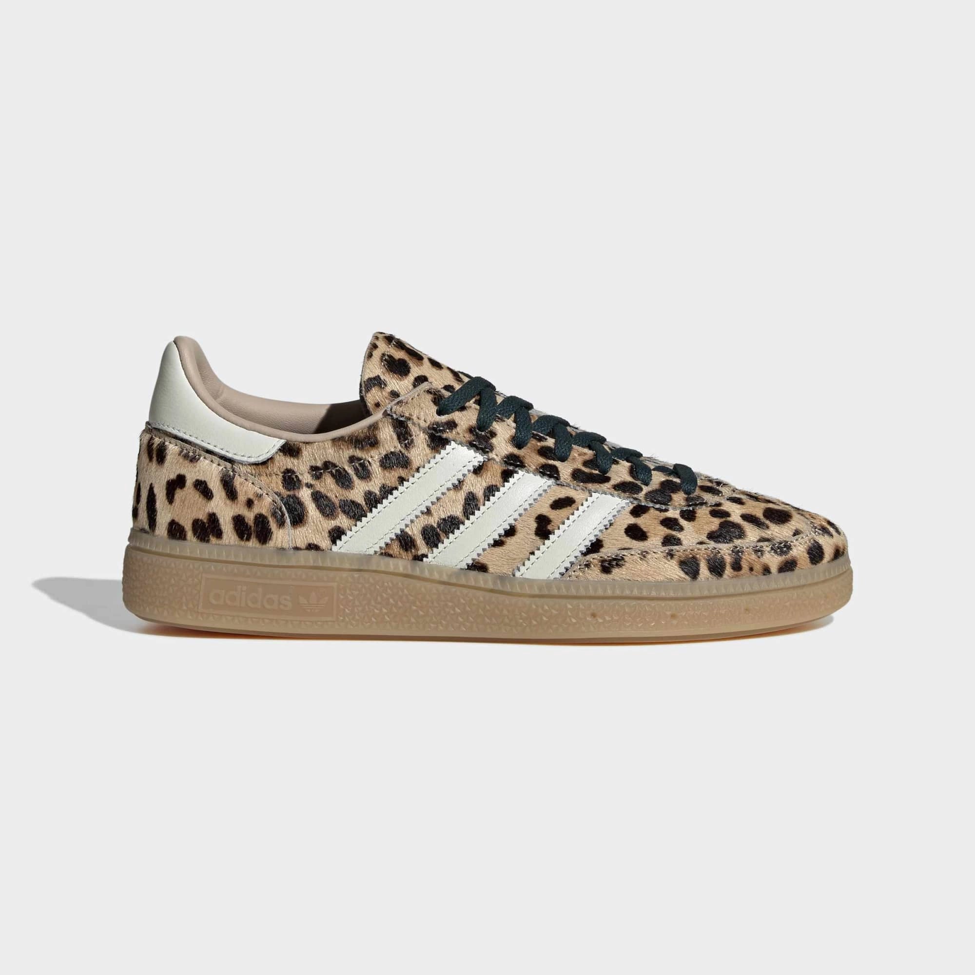 „Damen Adidas Originals Handball Spezial Sneaker mit Leopardenmuster-Wildleder, weißen Streifen und Gummisohle bei Stickabush Berlin.“