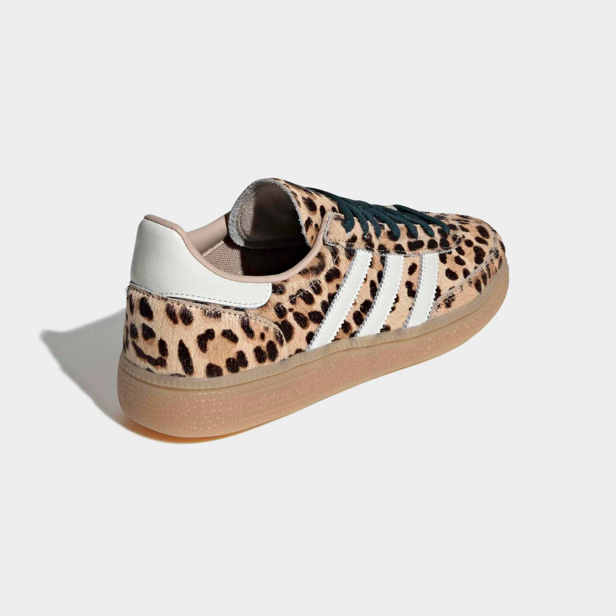„Damen Adidas Originals Handball Spezial Sneaker mit Leopardenmuster-Wildleder, weißen Streifen und Gummisohle bei Stickabush Berlin.“