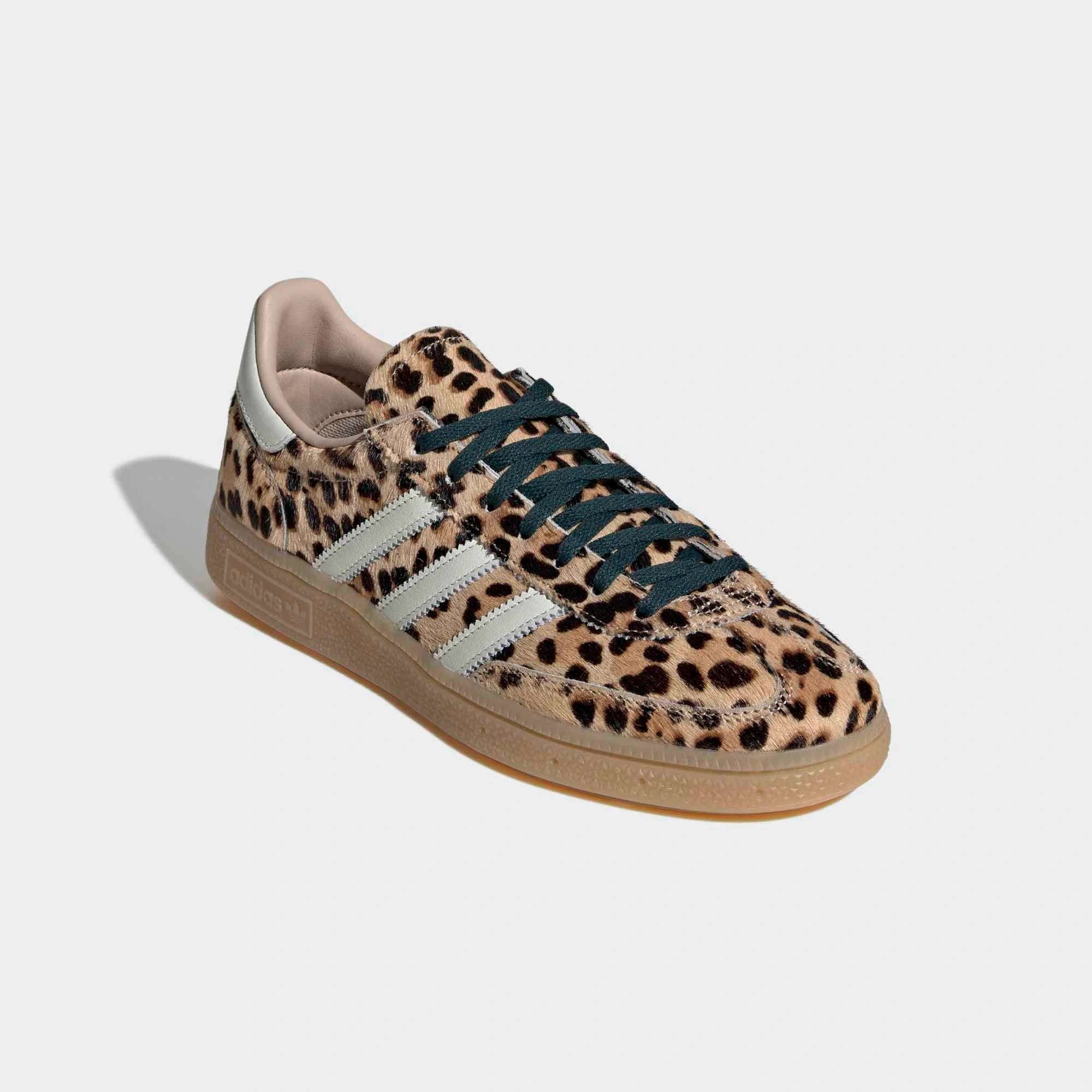 „Damen Adidas Originals Handball Spezial Sneaker mit Leopardenmuster-Wildleder, weißen Streifen und Gummisohle bei Stickabush Berlin.“
