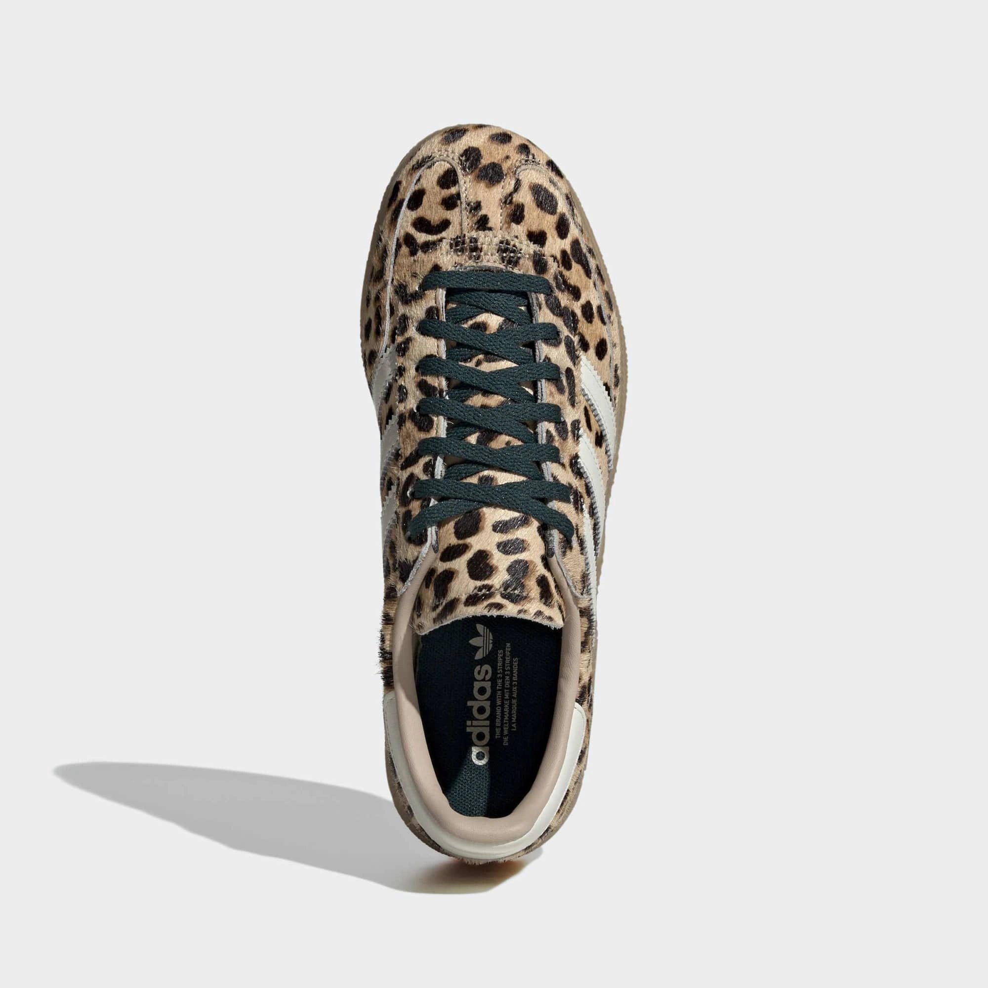 „Damen Adidas Originals Handball Spezial Sneaker mit Leopardenmuster-Wildleder, weißen Streifen und Gummisohle bei Stickabush Berlin.“