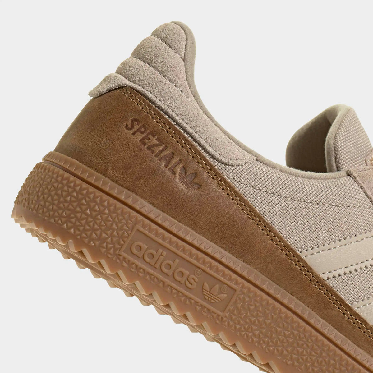 adidas Originals Handball Spezial WTR in Khaki Three / Bliss / Light Cinnamon – Detailansicht des khakifarbenen Retro-Sneakers mit Metallösen und charakteristischen 3-Stripes.