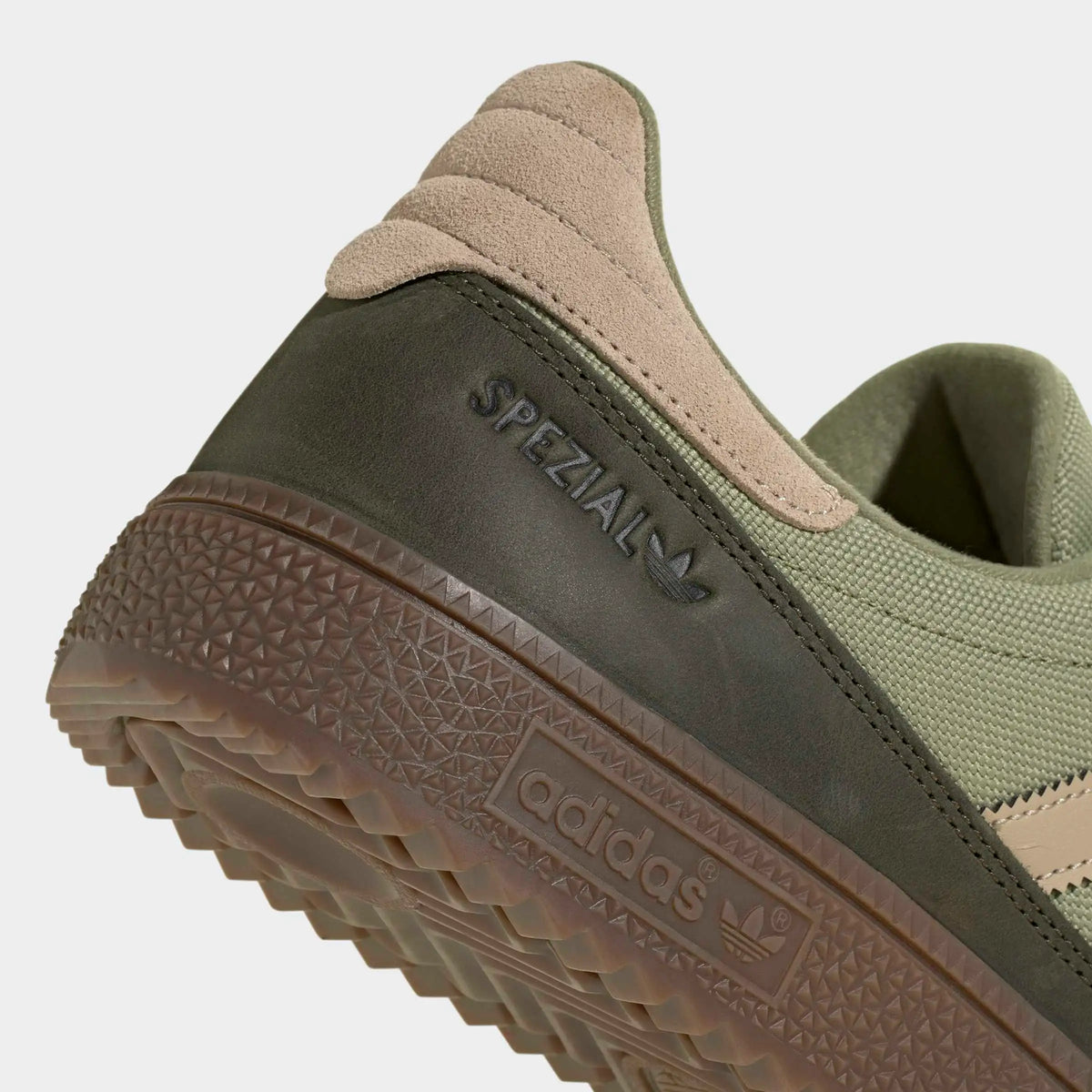 adidas Originals Handball Spezial WTR in Tent Green / Khaki Three / Night Cargo – Detailansicht des grünen Retro-Sneakers mit Metallösen und charakteristischen 3-Stripes.