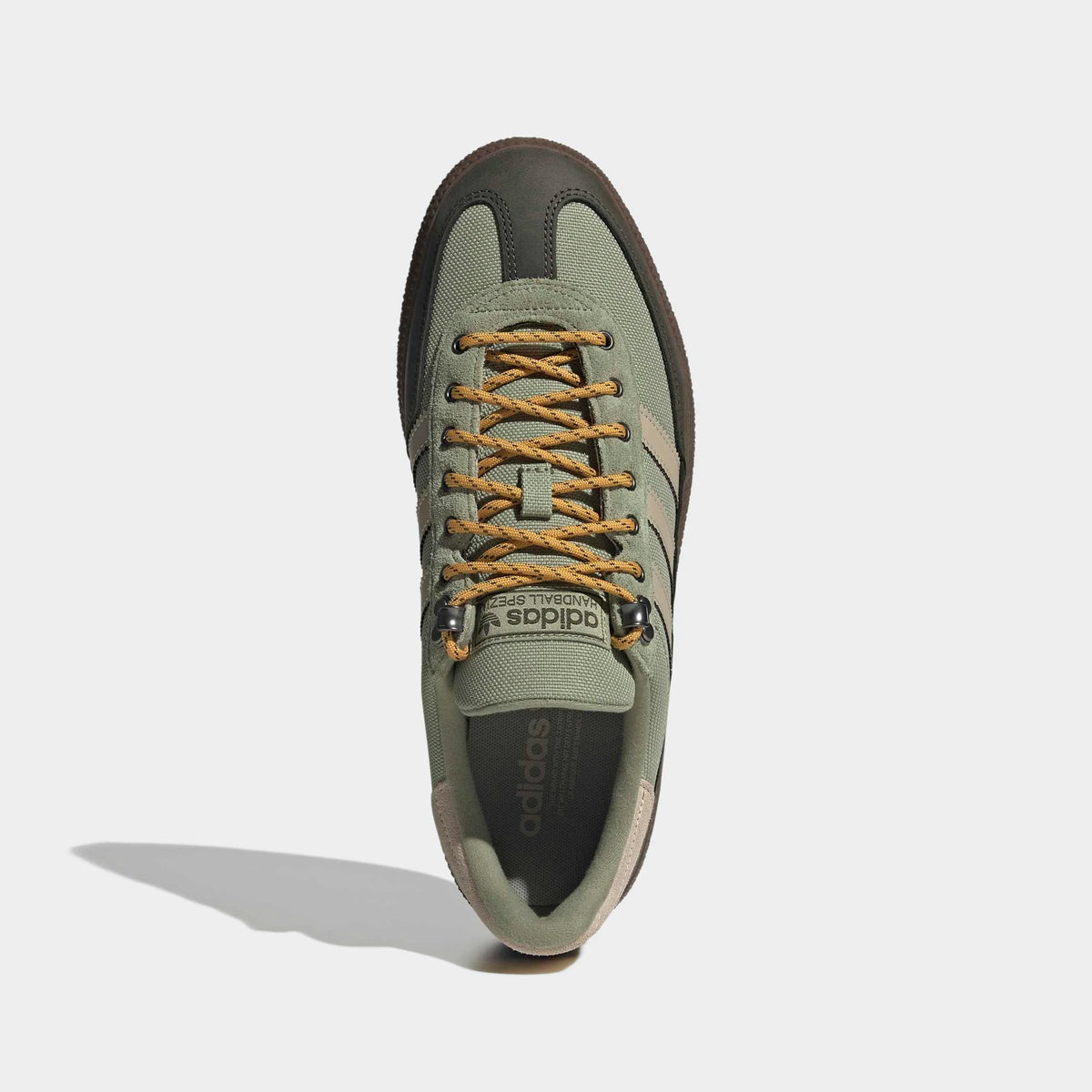 adidas Originals Handball Spezial WTR in Tent Green / Khaki Three / Night Cargo – Topansicht des grünen Retro-Sneakers mit Metallösen und charakteristischen 3-Stripes.