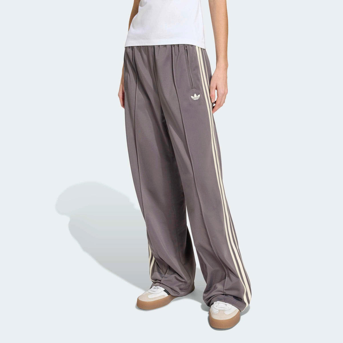 “adidas Originals Firebird Loose Track Pants in Charcoal Cream White getragen im STICKABUSH Store Berlin Kreuzberg“