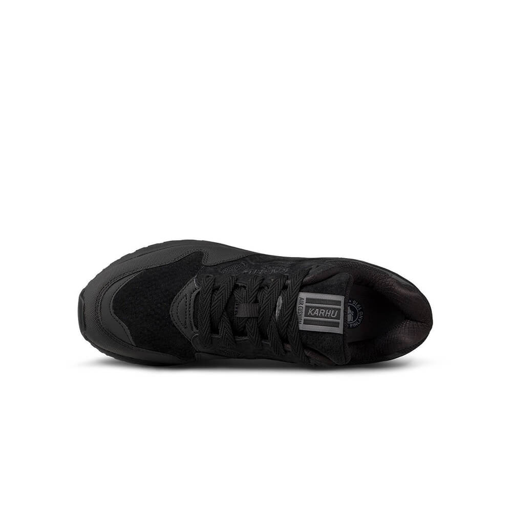 "Karhu Legacy 96 in Jet Black, Wildleder/Synthetik, Retro-Sneaker in komplett Schwarz mit dezenten Logo-Details."