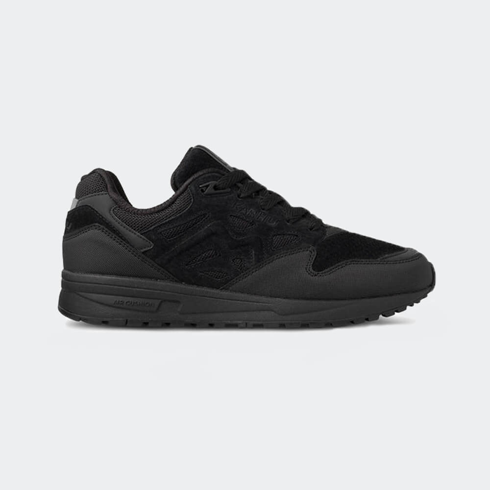 "Karhu Legacy 96 in Jet Black, Wildleder/Synthetik, Retro-Sneaker in komplett Schwarz mit dezenten Logo-Details."