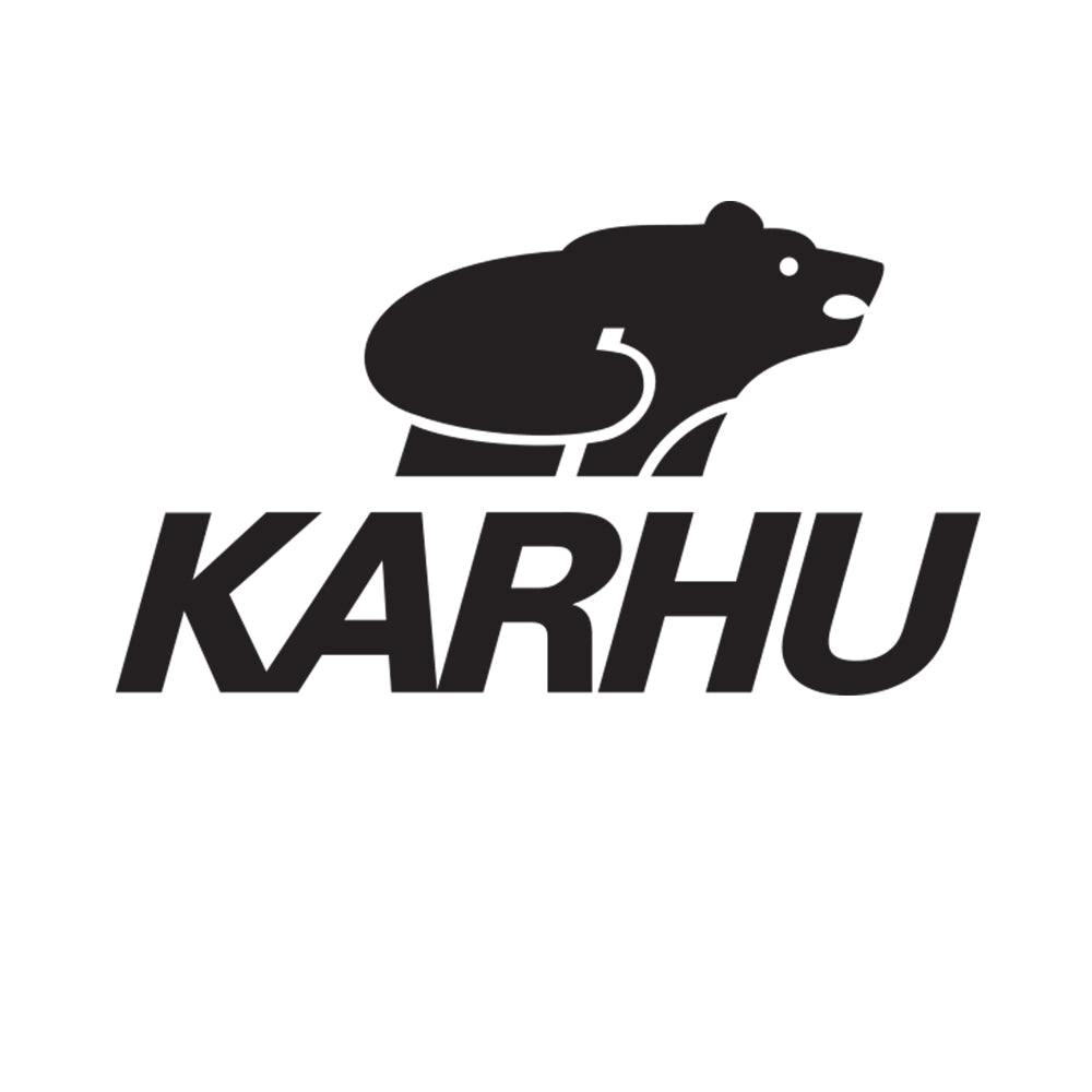 „Karhu Logo in Schwarz auf weißem Hintergrund, ikonisches Markenlogo.“