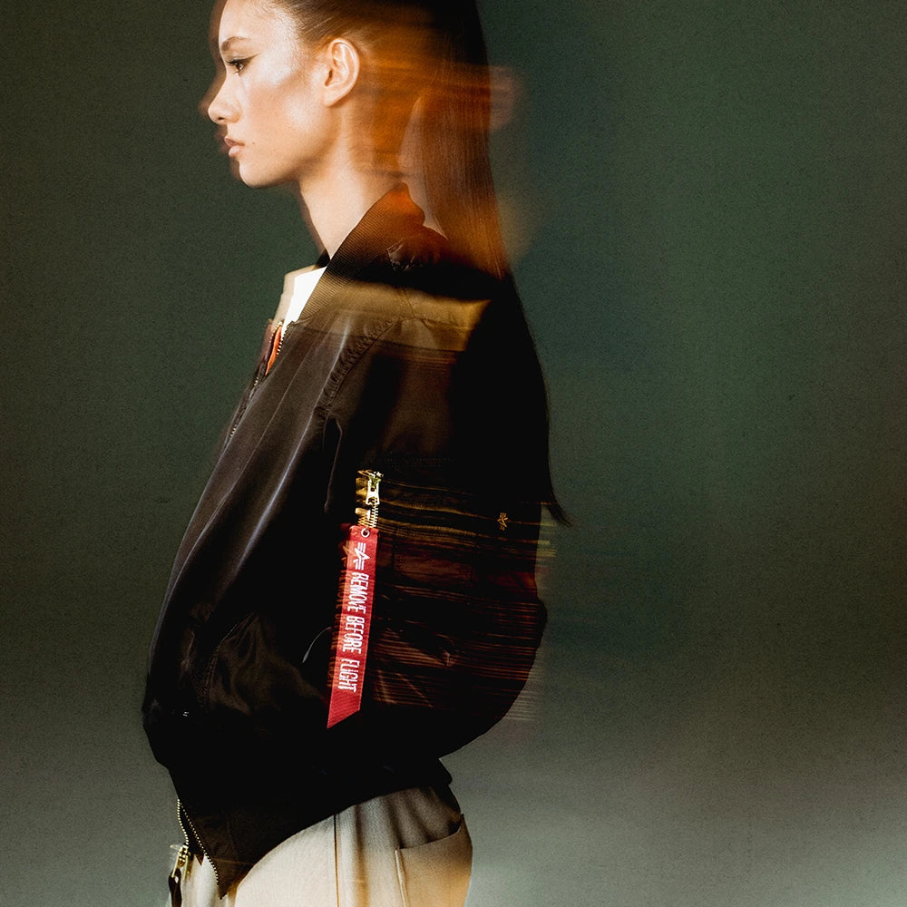 Female Model in Alpha Industries MA-1 Bomberjacke – klassische Pilotjacke im modernen Streetwear-Look.