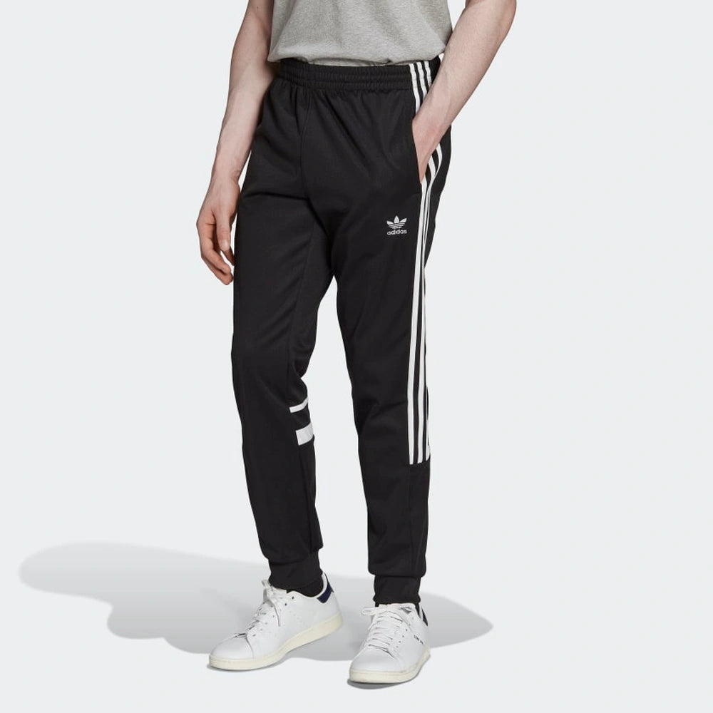 "Adidas Classics Cutline Pants, Black/White (schwarz/weiß), weiches Material (vermutlich Baumwollmischung), lässige Hose mit seitlichen Einsätzen und dezentem Logo."