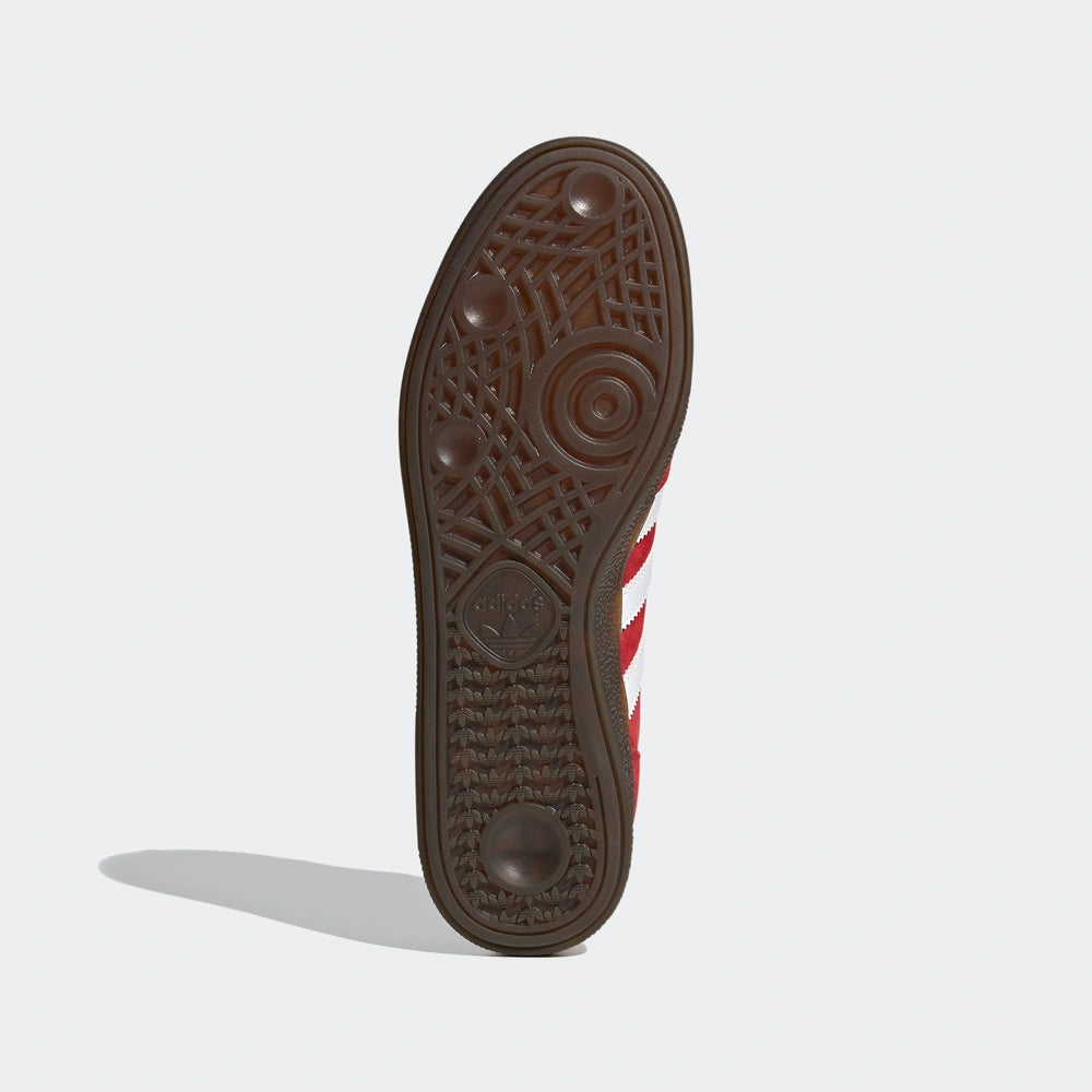 "Adidas Handball Spezial, Red/White (Rot/Weiß), Wildleder, klassischer Handballschuh mit weißen Streifen und goldener 'Spezial'-Aufschrift."
