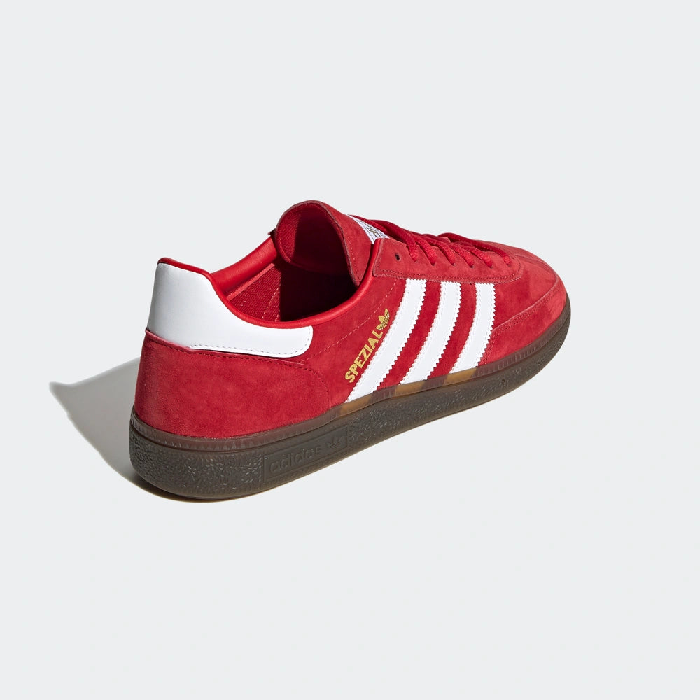 Adidas Handball Spezial, Red/White (Rot/Weiß), Wildleder, klassischer Handballschuh mit weißen Streifen und goldener 'Spezial'-Aufschrift."
