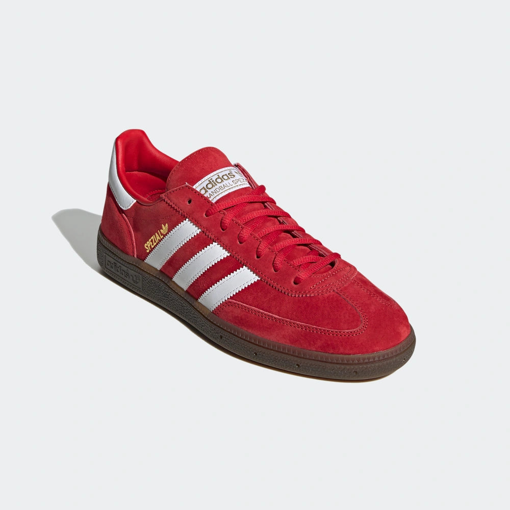 "Adidas Handball Spezial, Red/White (Rot/Weiß), Wildleder, klassischer Handballschuh mit weißen Streifen und goldener 'Spezial'-Aufschrift."
