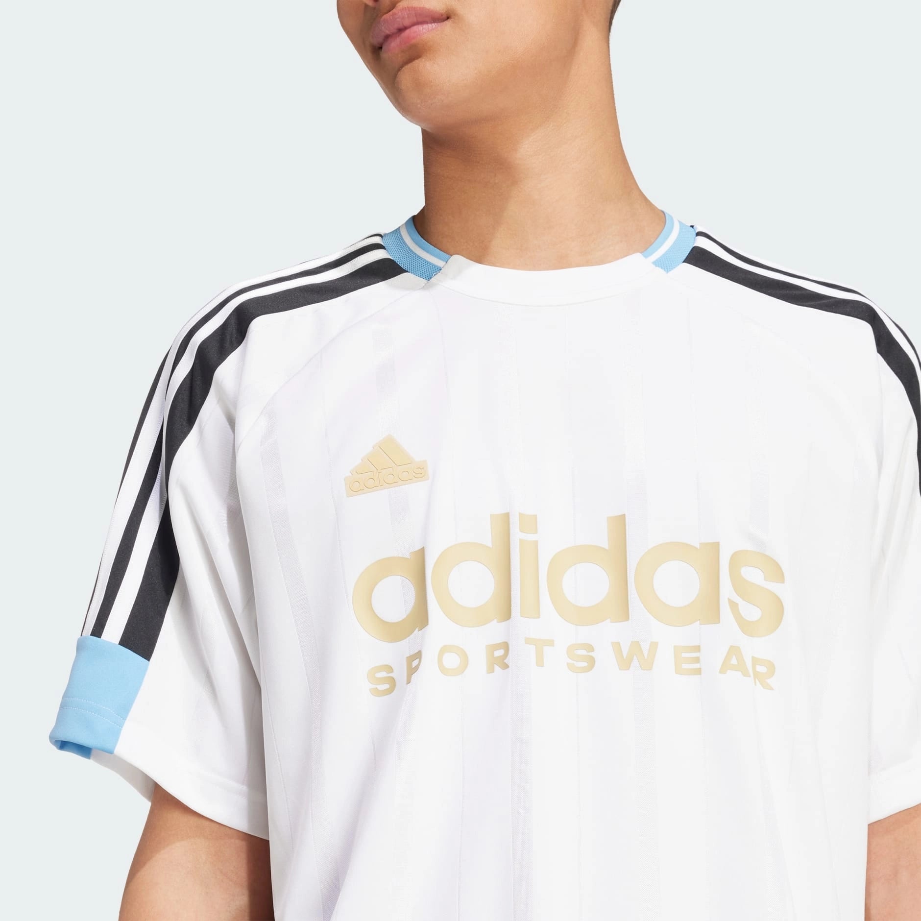 "Weißes Adidas House of Tiro Nations Pack Tee mit hellblauen und schwarzen Akzenten. Kurzärmliges T-Shirt aus Baumwoll-Jersey mit Rundhalsausschnitt und markantem "House of Tiro"-Logo auf der Brust."