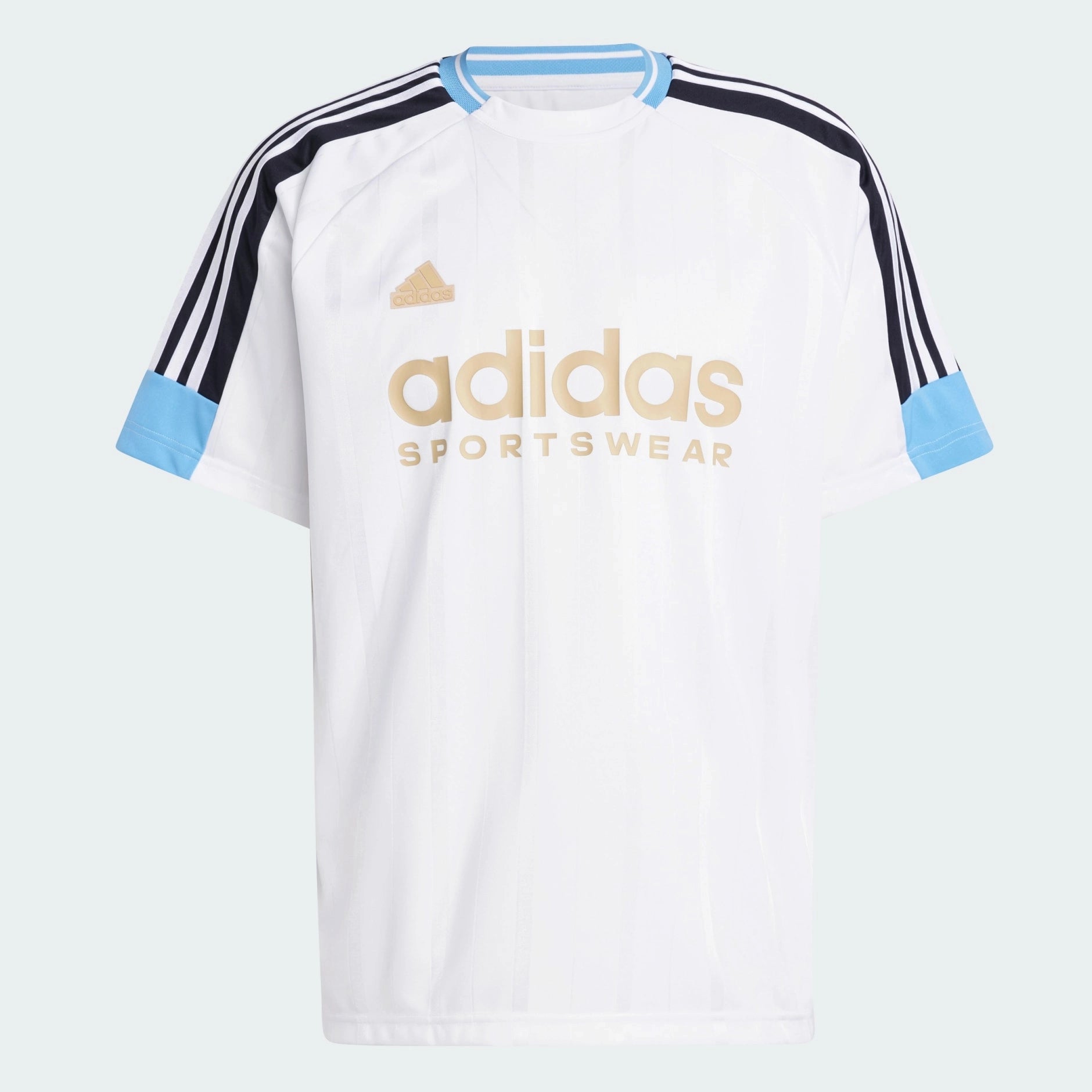 "Weißes Adidas House of Tiro Nations Pack Tee mit hellblauen und schwarzen Akzenten. Kurzärmliges T-Shirt aus Baumwoll-Jersey mit Rundhalsausschnitt und markantem "House of Tiro"-Logo auf der Brust."