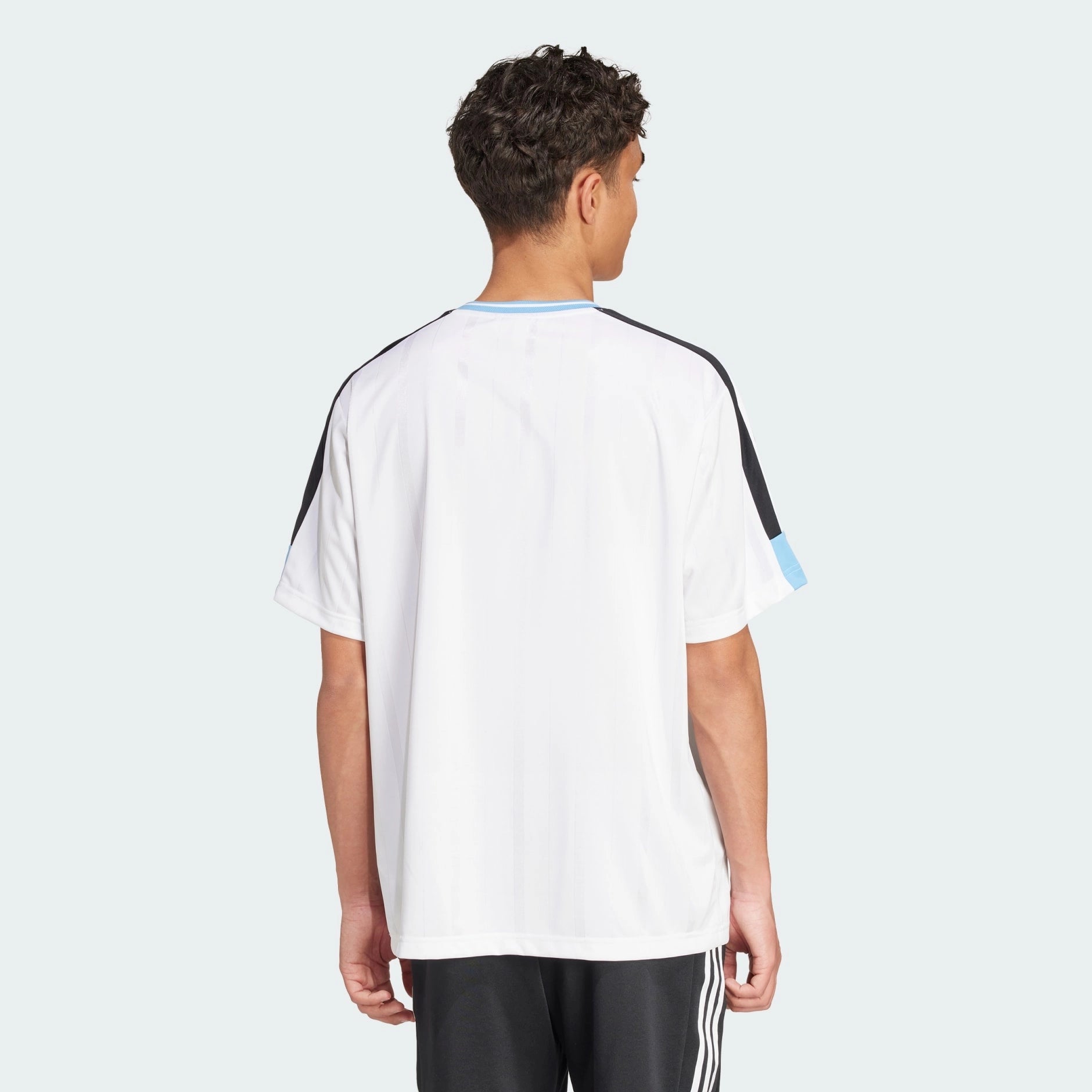 "Weißes Adidas House of Tiro Nations Pack Tee mit hellblauen und schwarzen Akzenten. Kurzärmliges T-Shirt aus Baumwoll-Jersey mit Rundhalsausschnitt und markantem "House of Tiro"-Logo auf der Brust."