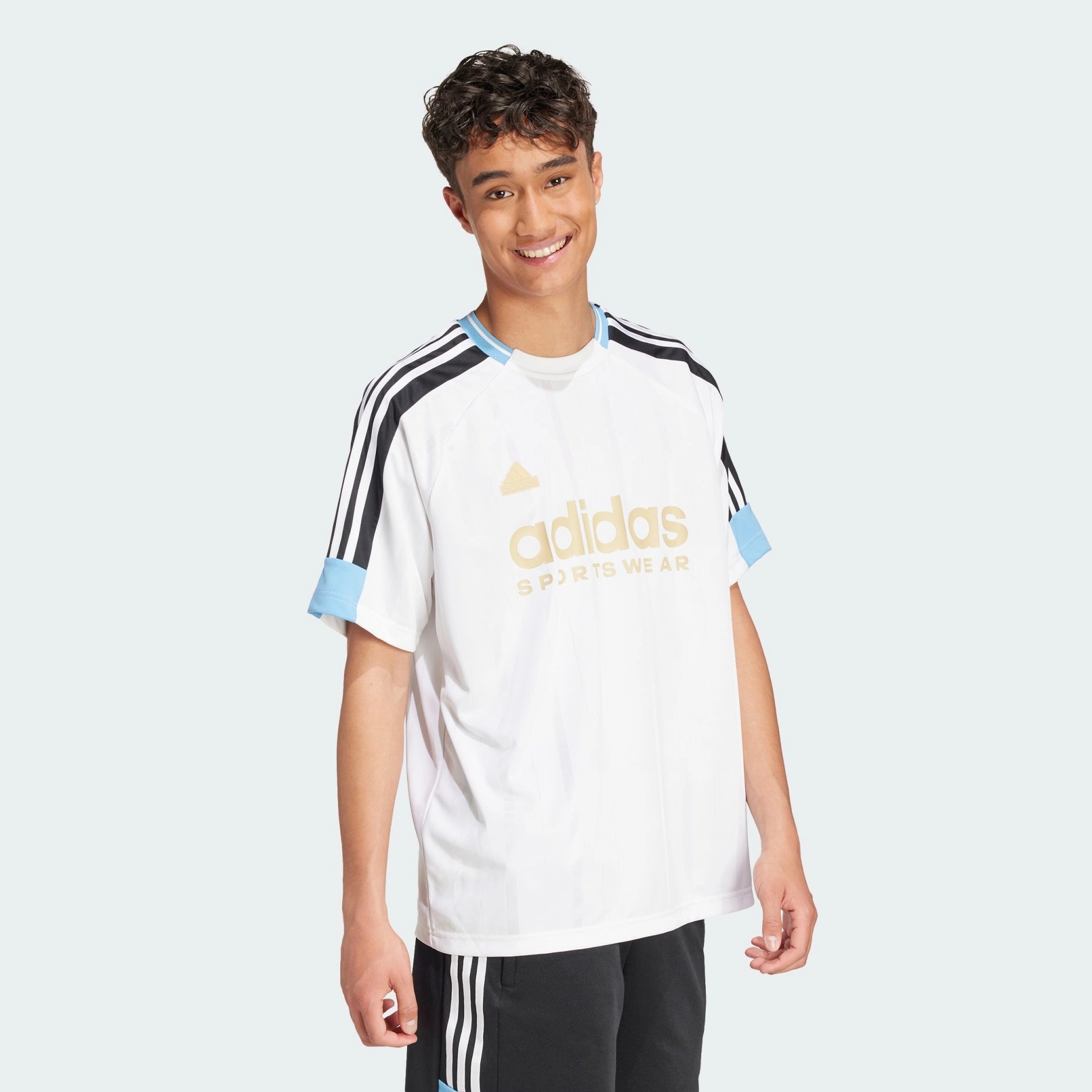 "Weißes Adidas House of Tiro Nations Pack Tee mit hellblauen und schwarzen Akzenten. Kurzärmliges T-Shirt aus Baumwoll-Jersey mit Rundhalsausschnitt und markantem "House of Tiro"-Logo auf der Brust."