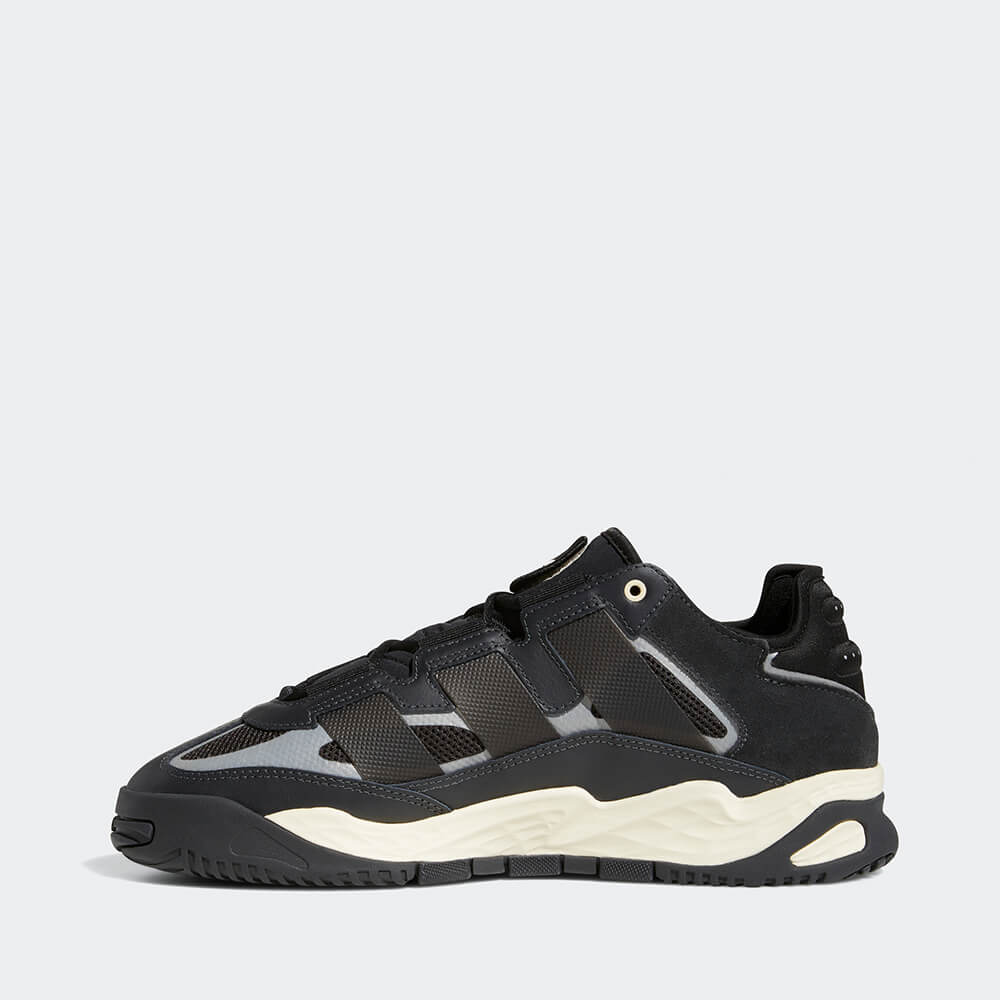 "Adidas Niteball in Carbon/Core Black/Ecru Tint, Leder/Synthetik, auffälliger Sneaker in Schwarz-, Grau- und Beigetönen mit reflektierenden Details."