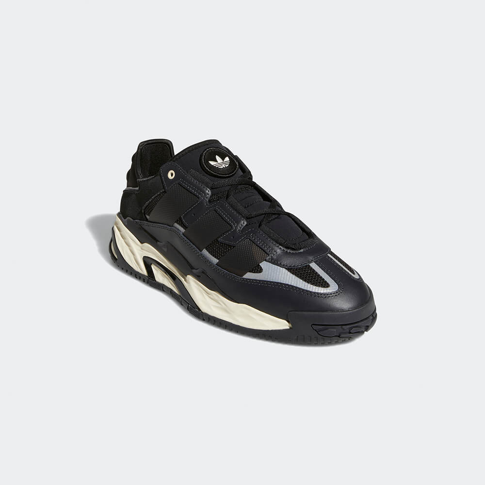 "Adidas Niteball in Carbon/Core Black/Ecru Tint, Leder/Synthetik, auffälliger Sneaker in Schwarz-, Grau- und Beigetönen mit reflektierenden Details."