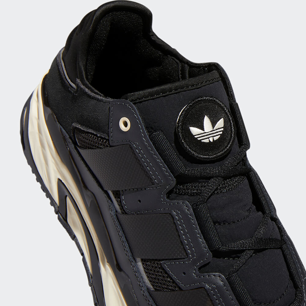 "Adidas Niteball in Carbon/Core Black/Ecru Tint, Leder/Synthetik, auffälliger Sneaker in Schwarz-, Grau- und Beigetönen mit reflektierenden Details."