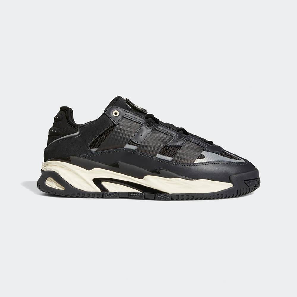 "Adidas Niteball in Carbon/Core Black/Ecru Tint, Leder/Synthetik, auffälliger Sneaker in Schwarz-, Grau- und Beigetönen mit reflektierenden Details."