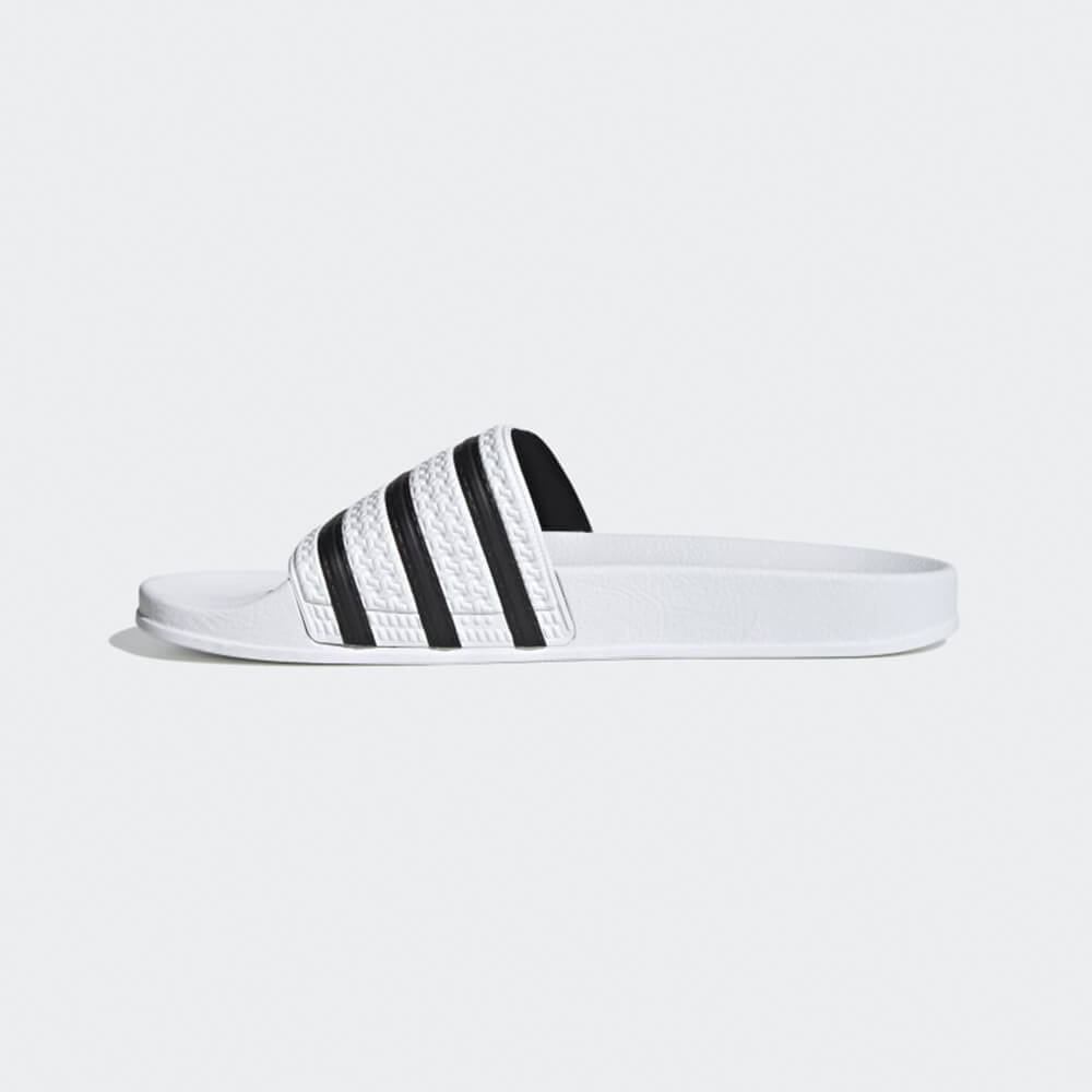 “Innenansicht der Adidas Originals Adilette in White / Black – Klassische Badeschlappen mit weißen 3-Streifen auf schwarzem Riemen und vorgeformtem Fußbett bei Stickabush Berlin.“
