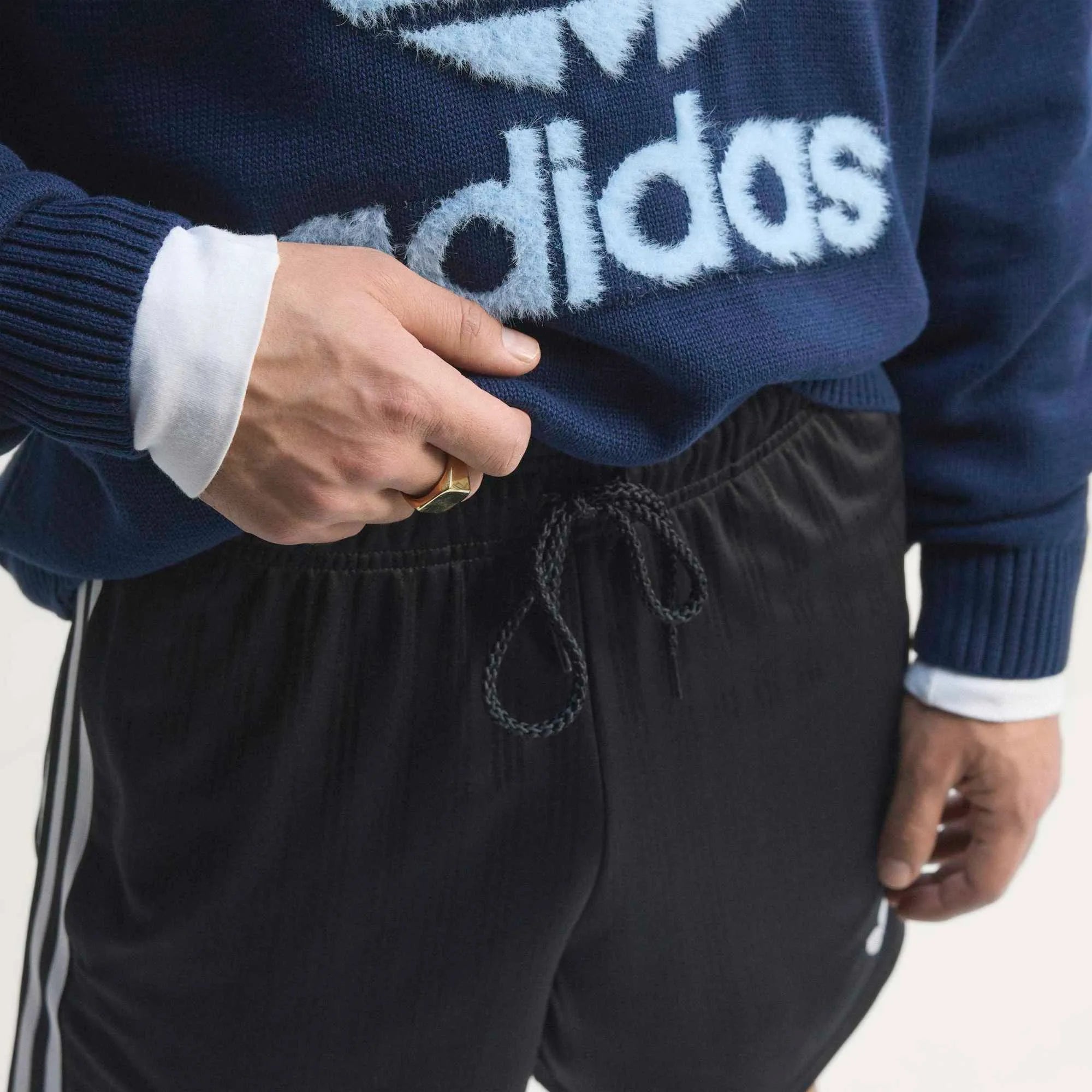 “Schwarze adidas Originals Argentinien OG Shorts mit weißen Streifen und gesticktem AFA-Verbandswappen bei Stickabush.“