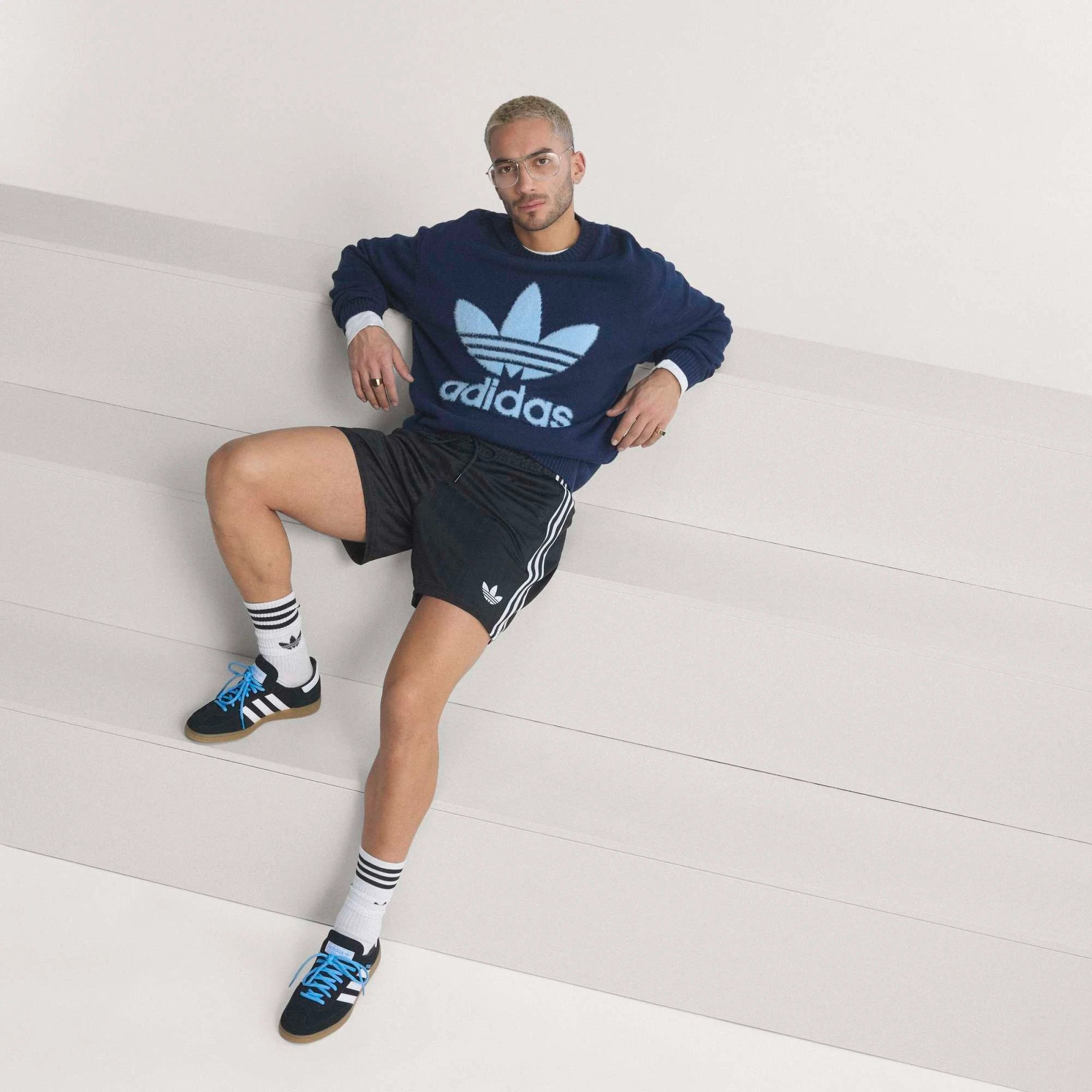 “Schwarze adidas Originals Argentinien OG Shorts mit weißen Streifen und gesticktem AFA-Verbandswappen bei Stickabush.“