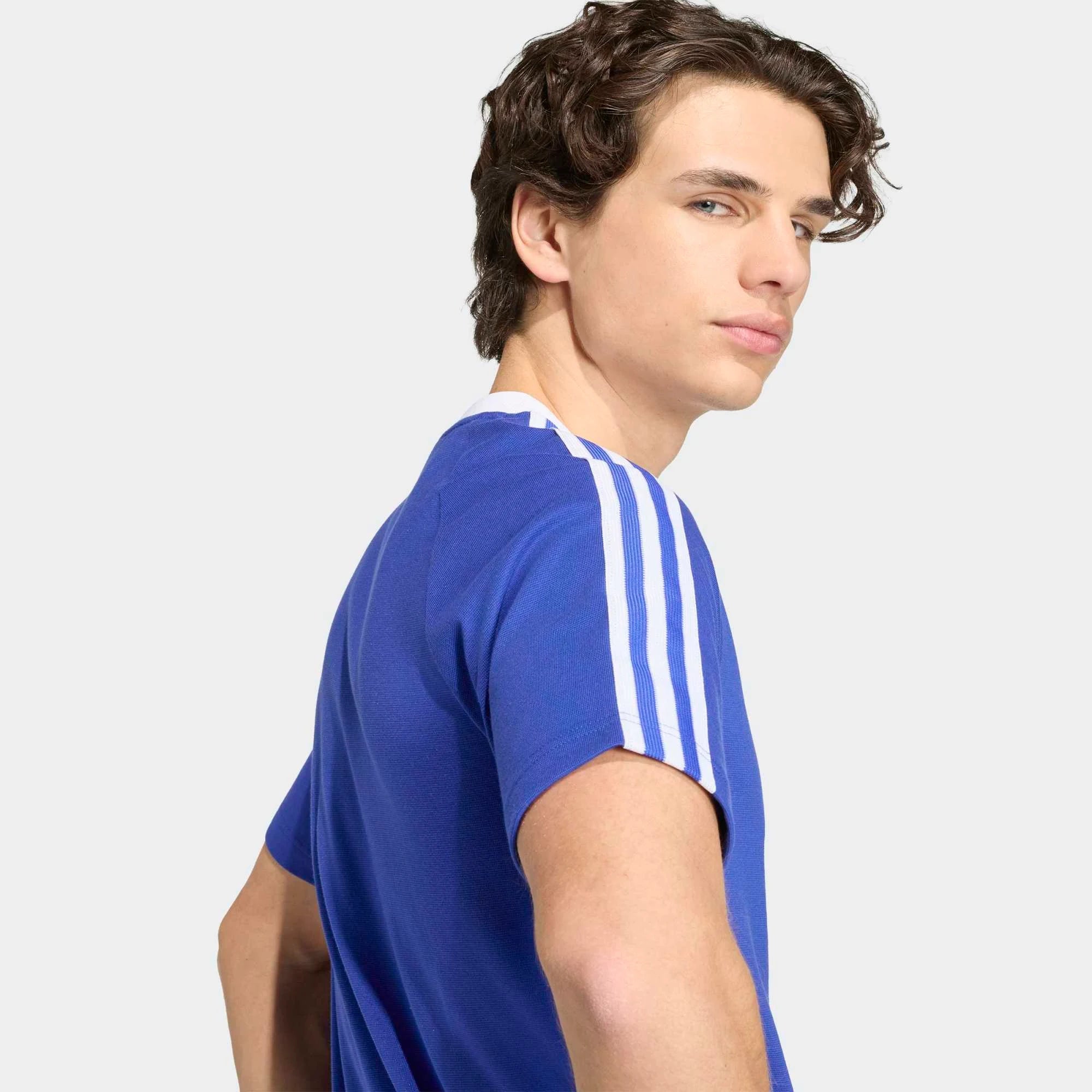 "adidas Originals Argentinien OG T-Shirt in Lucid Blue (JZ6307) mit AFA-Wappen und Retro-Details bei Stickabush Berlin."