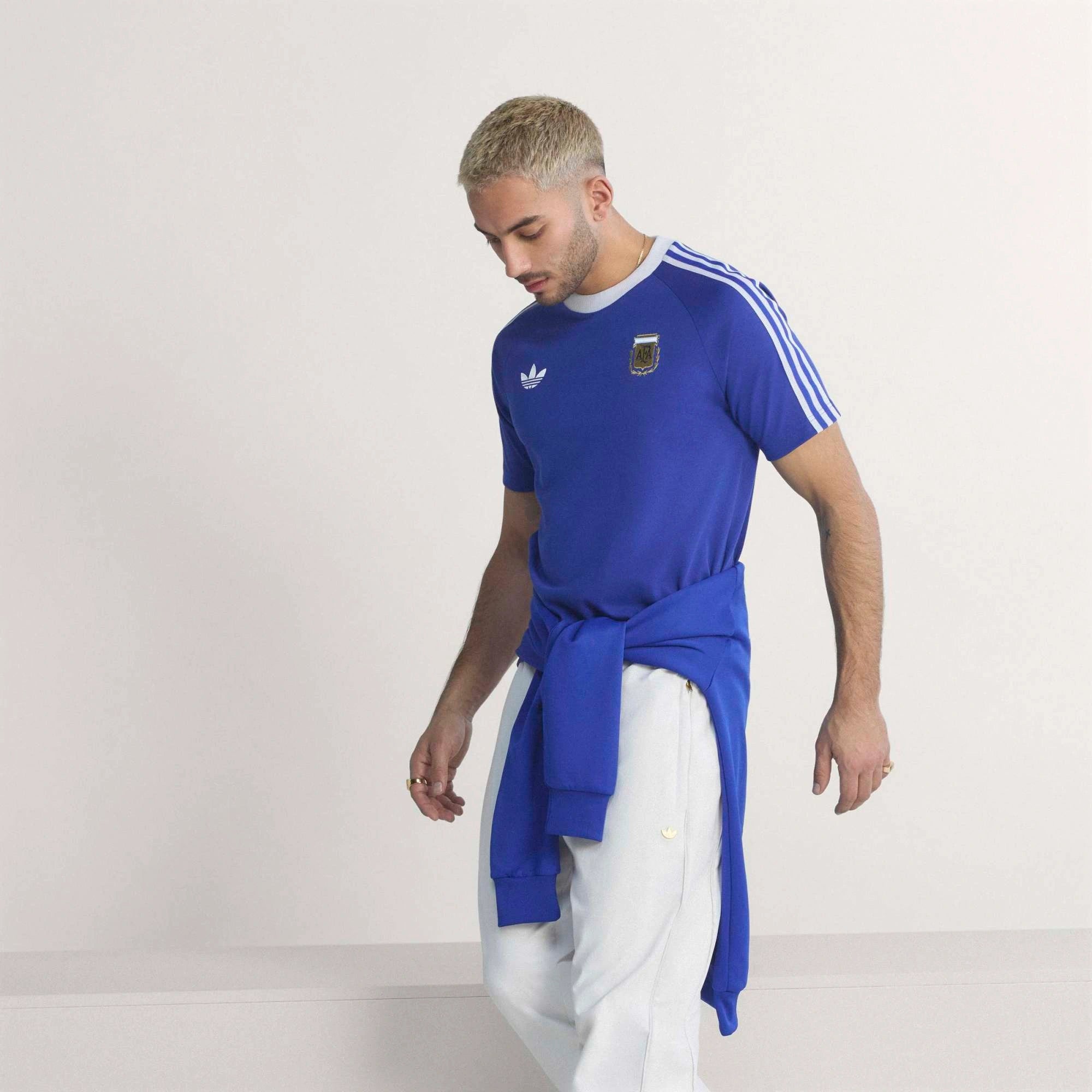 "adidas Originals Argentinien OG T-Shirt in Lucid Blue (JZ6307) mit AFA-Wappen und Retro-Details bei Stickabush Berlin."