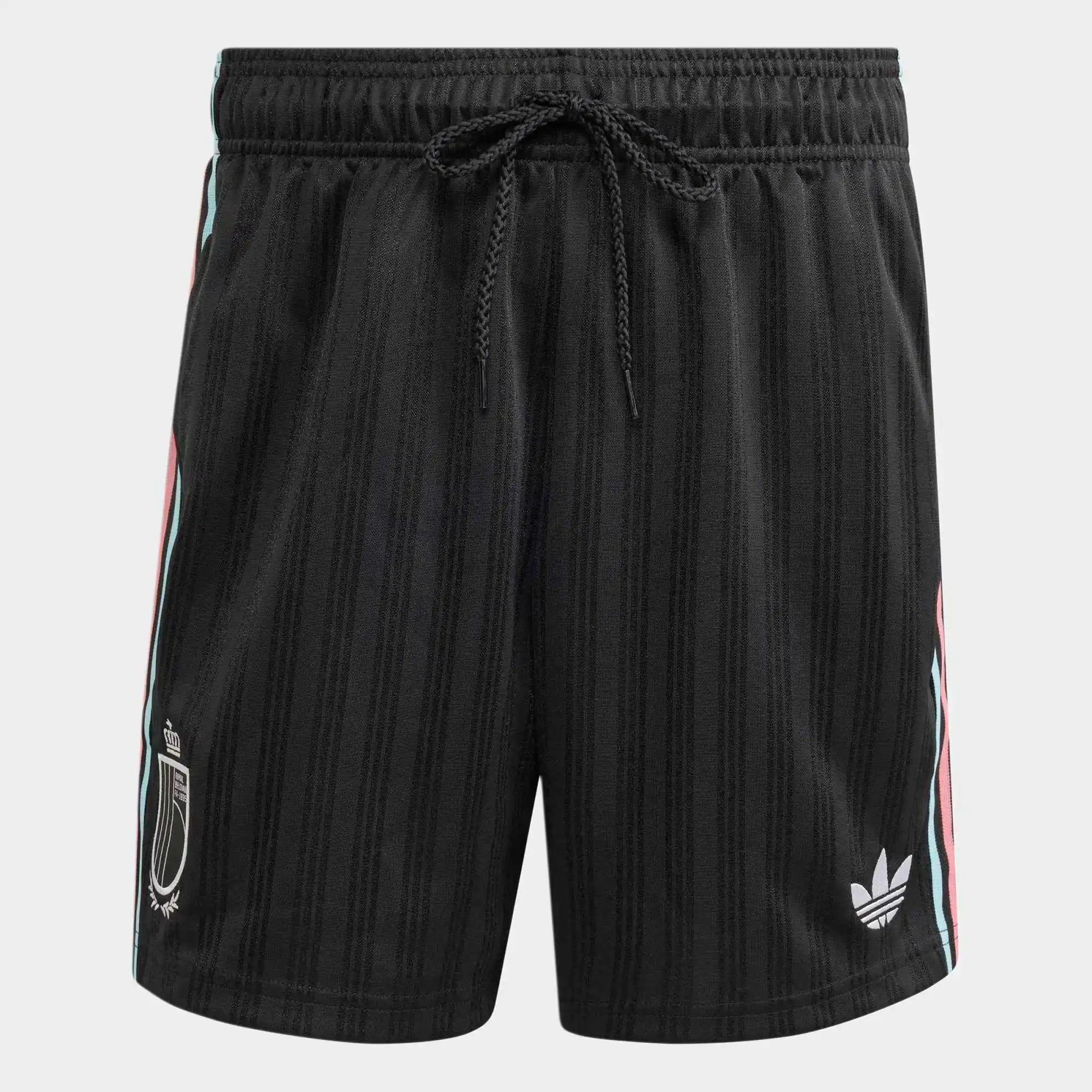 “Schwarze adidas Originals Belgien OG Shorts mit weißen Drei-Streifen und dem gestickten Verbandswappen von Belgien bei Stickabush.“