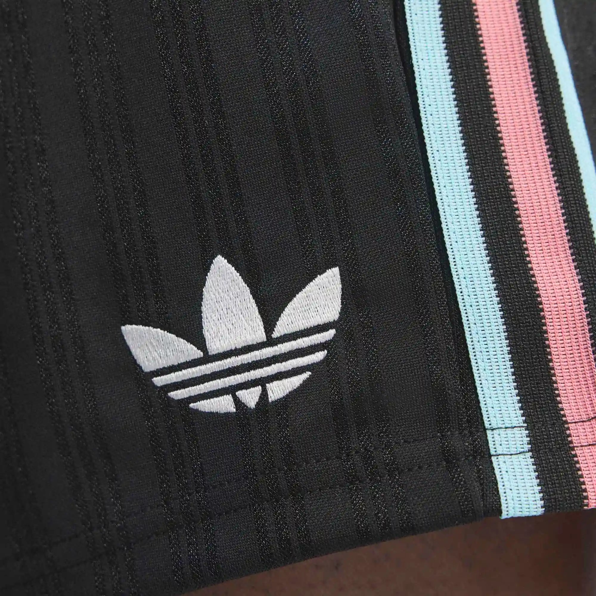 “Schwarze adidas Originals Belgien OG Shorts mit weißen Drei-Streifen und dem gestickten Verbandswappen von Belgien bei Stickabush.“