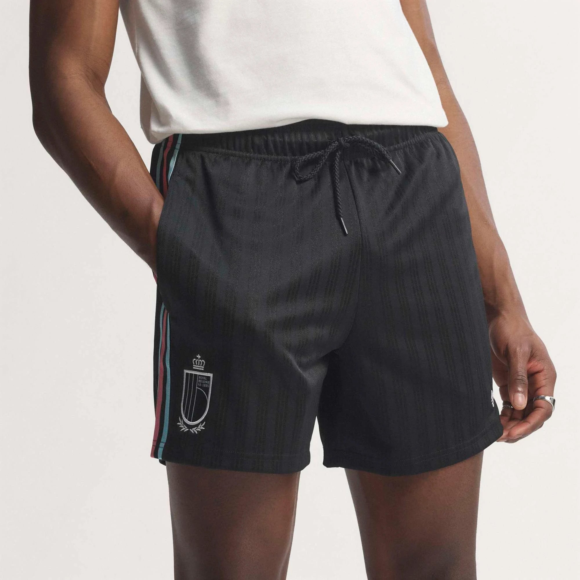 “Schwarze adidas Originals Belgien OG Shorts mit weißen Drei-Streifen und dem gestickten Verbandswappen von Belgien bei Stickabush.“
