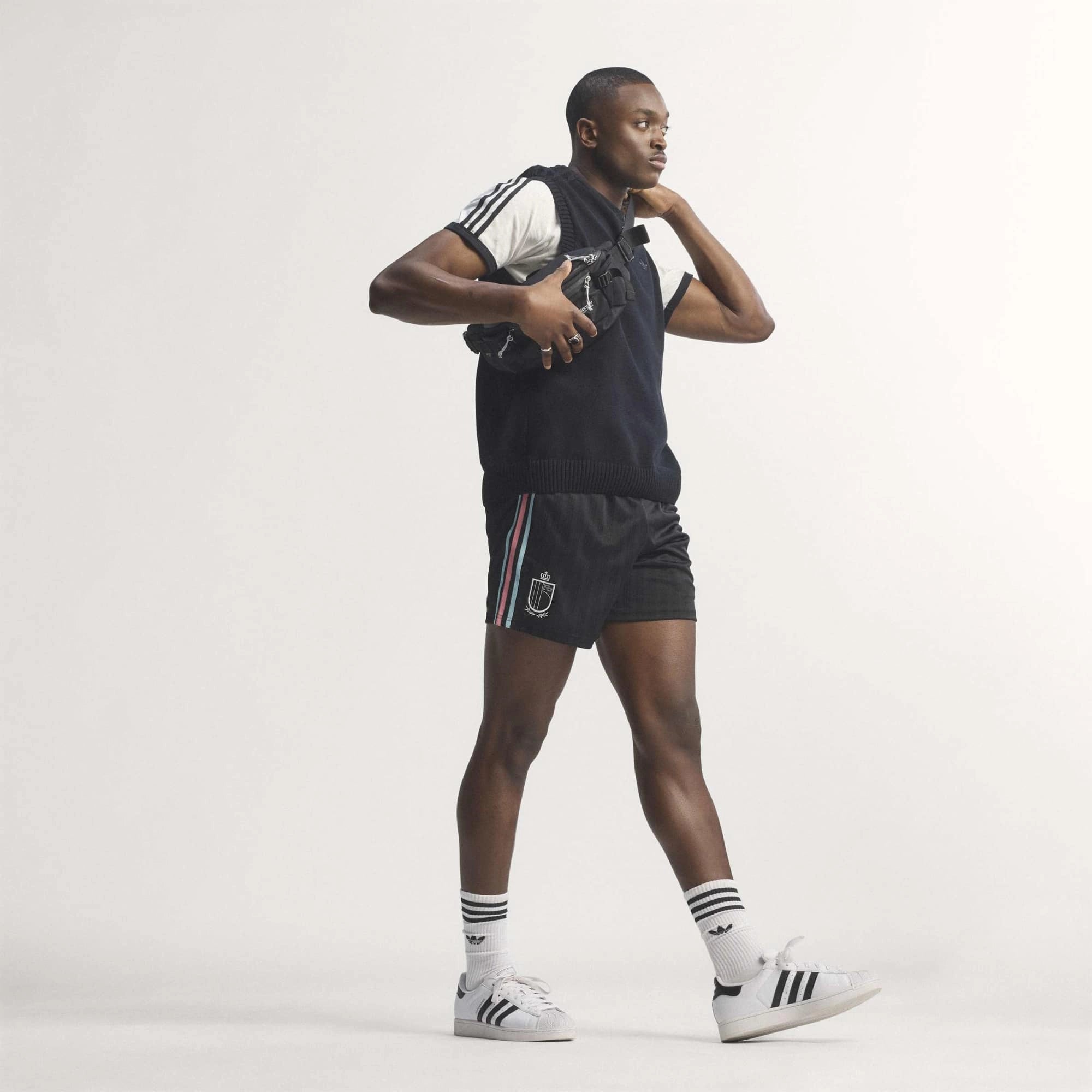“Schwarze adidas Originals Belgien OG Shorts mit weißen Drei-Streifen und dem gestickten Verbandswappen von Belgien bei Stickabush.“