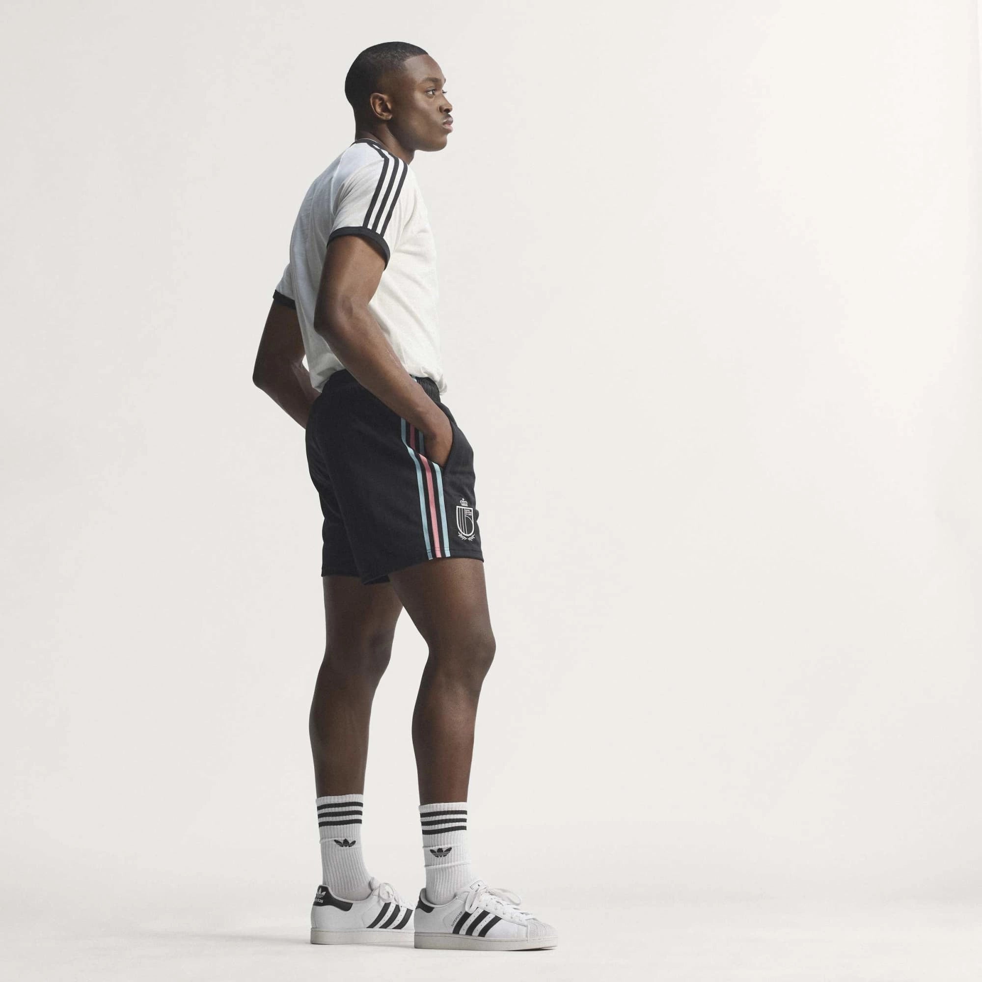 “Schwarze adidas Originals Belgien OG Shorts mit weißen Drei-Streifen und dem gestickten Verbandswappen von Belgien bei Stickabush.“