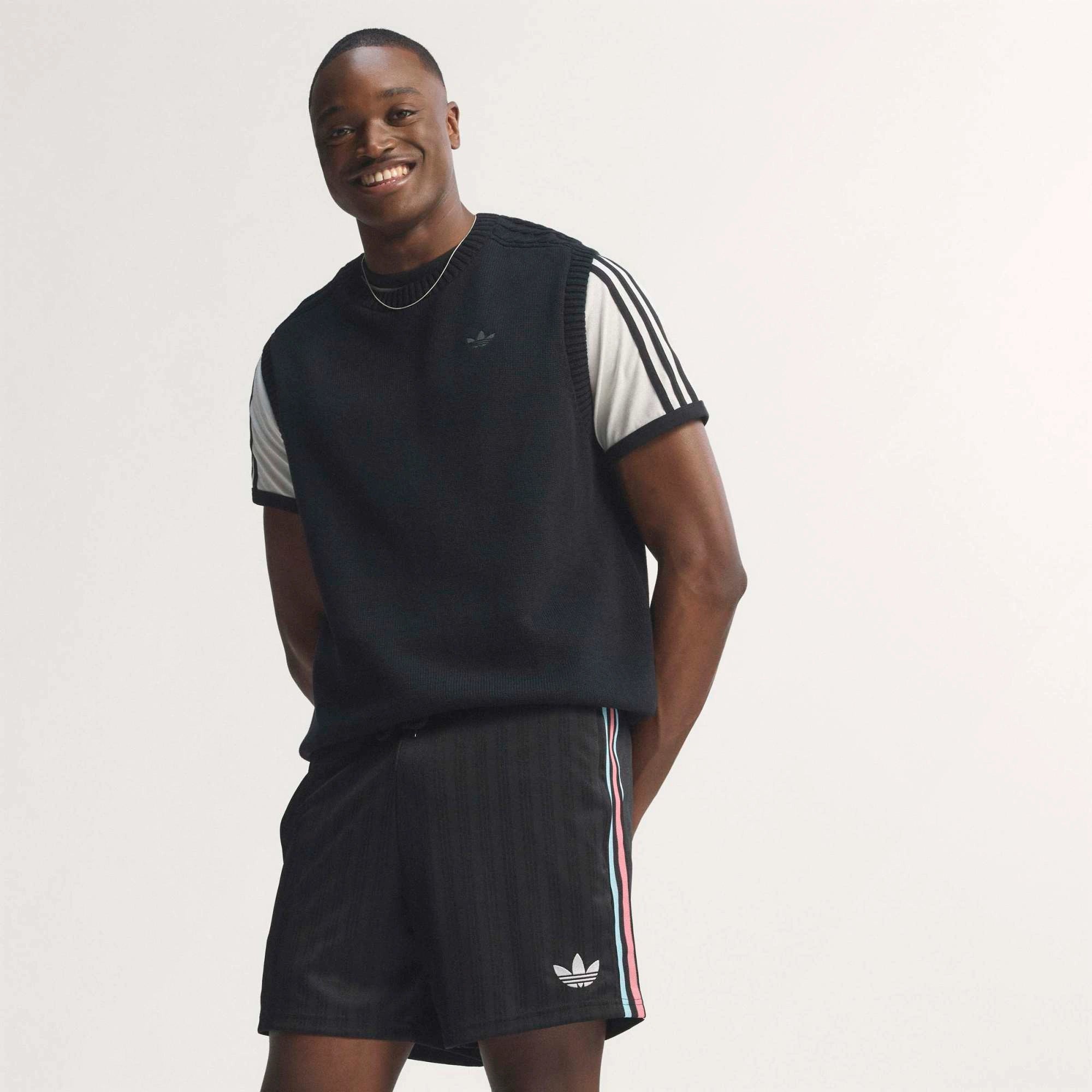 “Schwarze adidas Originals Belgien OG Shorts mit weißen Drei-Streifen und dem gestickten Verbandswappen von Belgien bei Stickabush.“