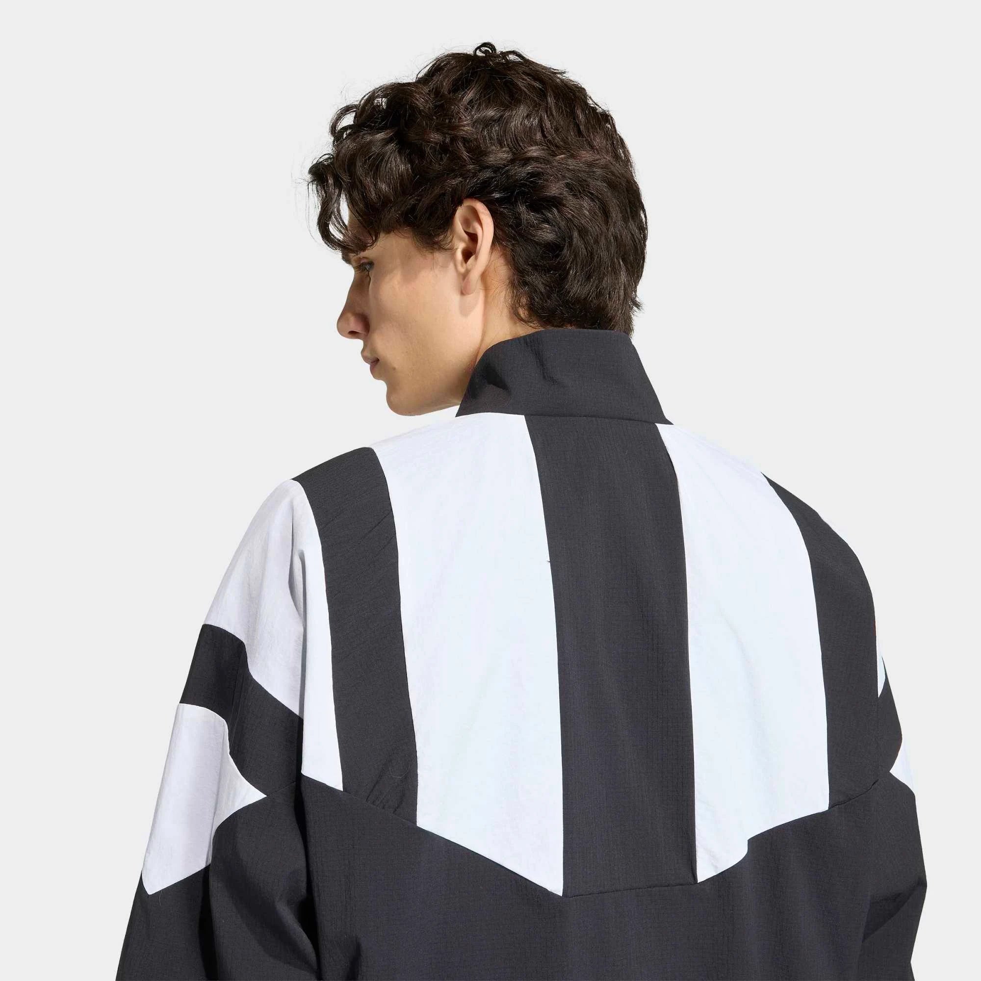 „Schwarze adidas Originals Blocked Track Top Trainingsjacke (KR1378) mit weißem Color-Blocking-Design – sportliche Damen-Oberteil im Retro-Look erhältlich bei Stickabush Berlin.“