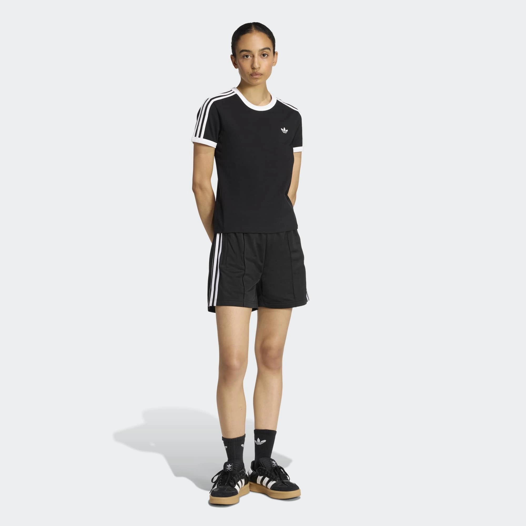 “Adidas Classics Firebird Shorts W in Black/White, leichte Damen-Shorts mit 3-Streifen und elastischem Bund bei Stickabush.“