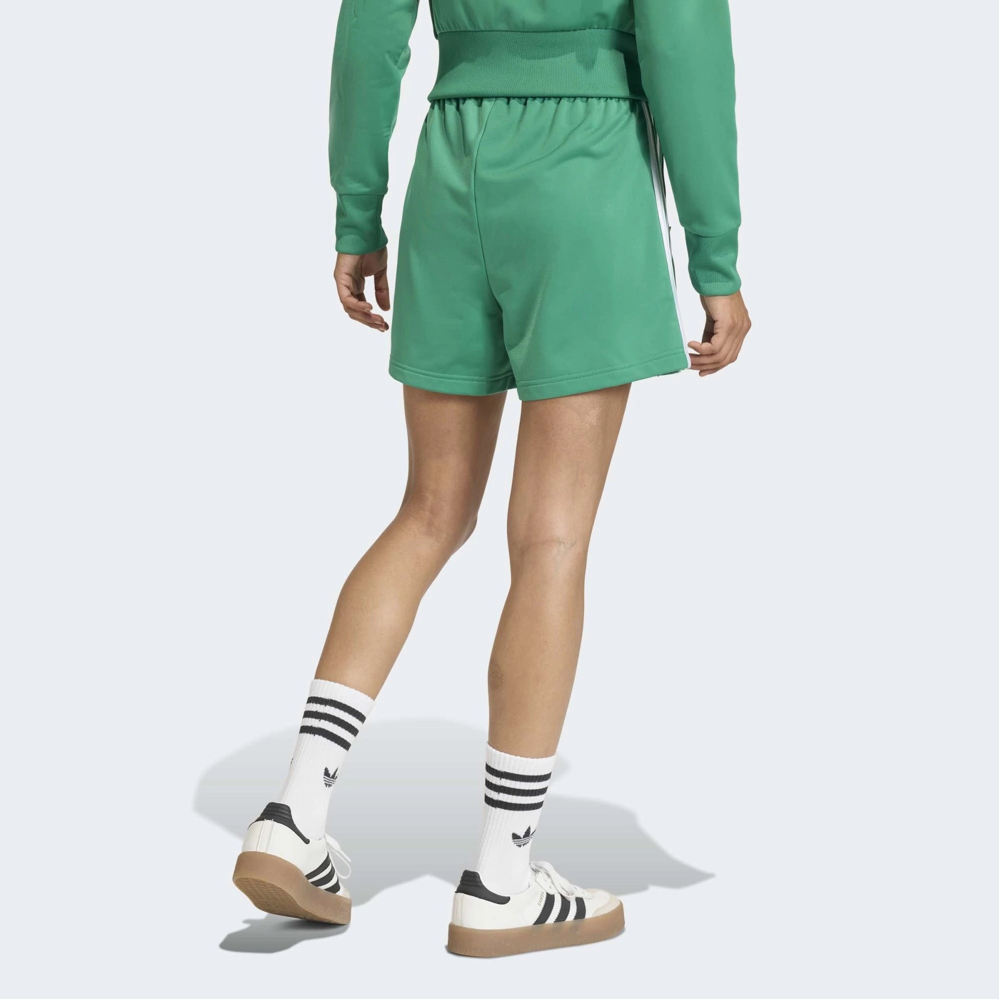 “Grüne adidas Originals Firebird Shorts für Damen mit weißen Streifen – Klassischer Retro-Look (KD3668) bei Stickabush.“