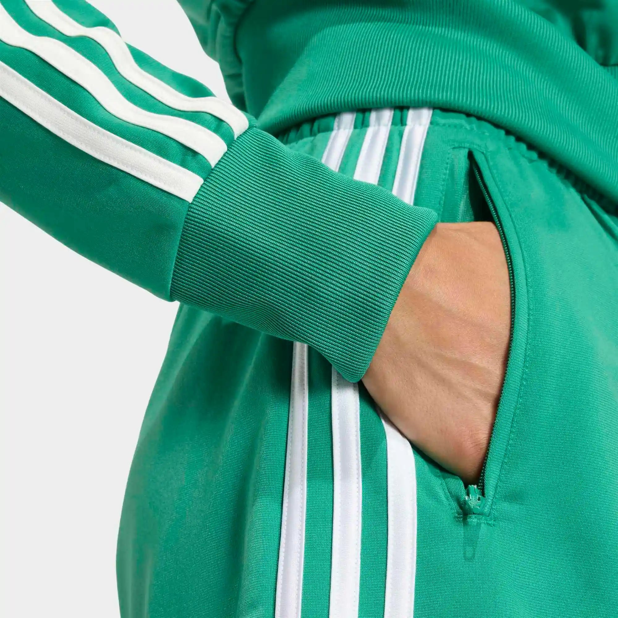 “Grüne adidas Originals Firebird Shorts für Damen mit weißen Streifen – Klassischer Retro-Look (KD3668) bei Stickabush.“