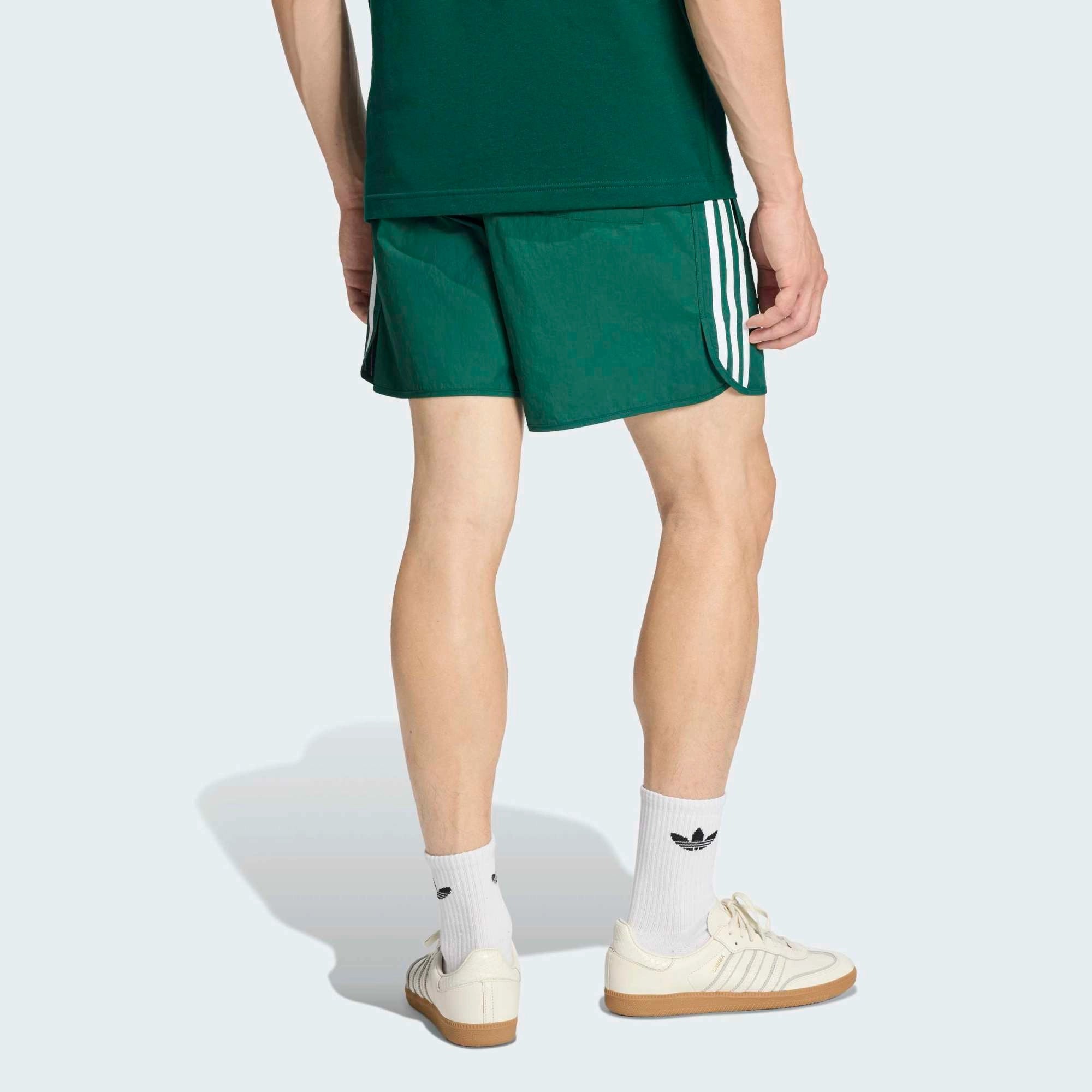 “adidas Originals Classics Sprinter Shorts in Collegiate Green (KE3569) – Retro-Laufshorts mit 3-Streifen Detailansicht bei Stickabush Berlin.“