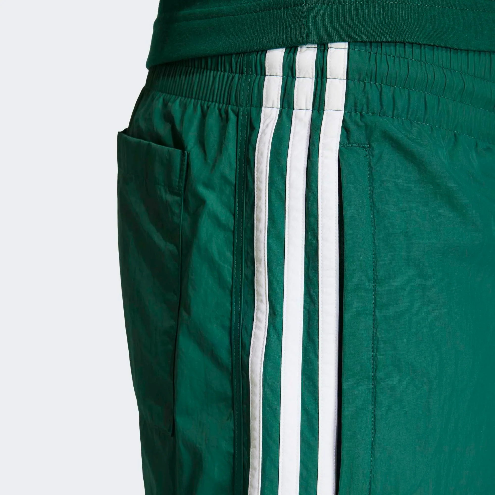 “adidas Originals Classics Sprinter Shorts in Collegiate Green (KE3569) – Retro-Laufshorts mit 3-Streifen Detailansicht bei Stickabush Berlin.“